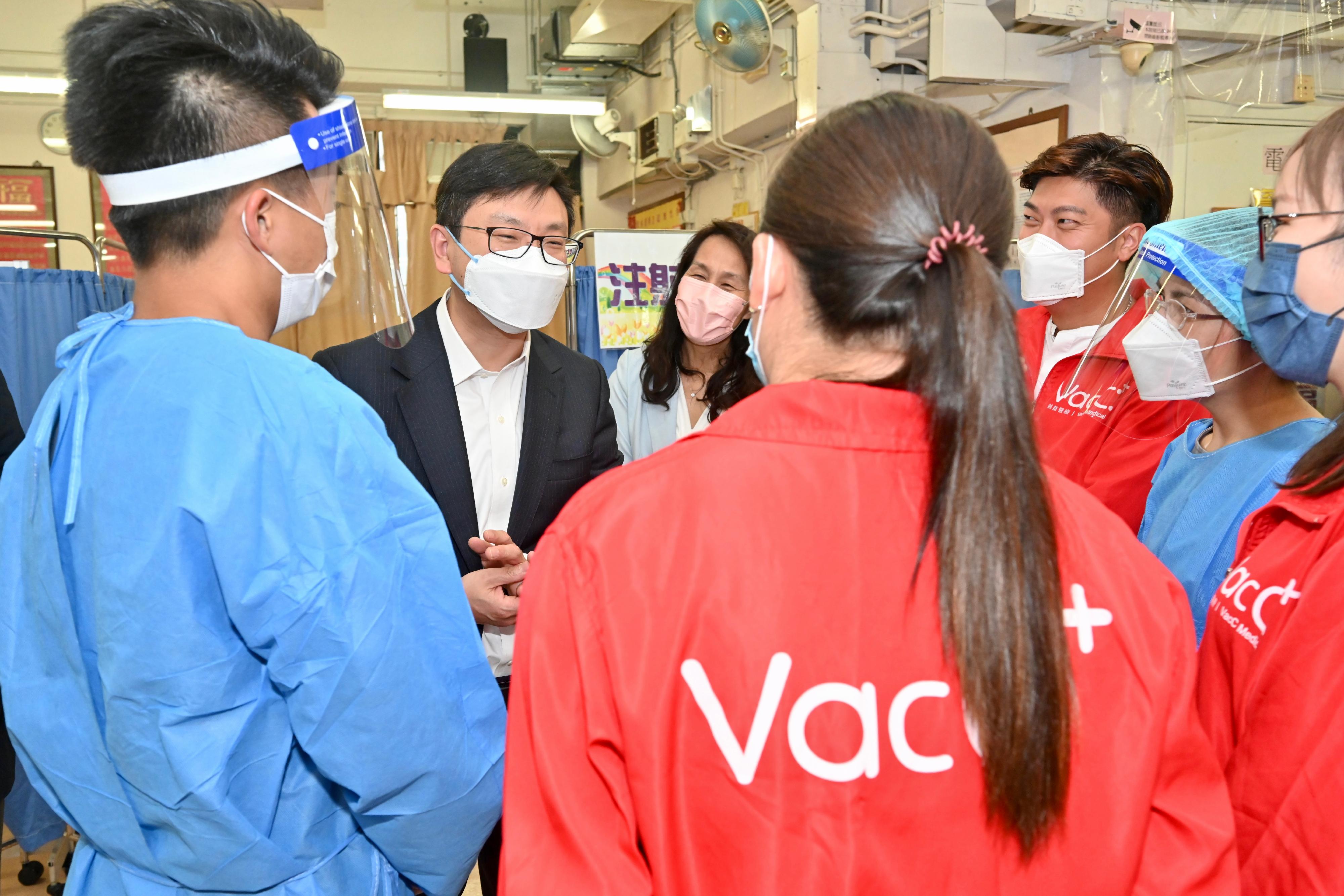 The Secretary for Labour and Welfare, Mr Chris Sun, today (July 5) inspected a COVID-19 vaccination day at a residential care home for the elderly in Ho Man Tin to take a closer look at the latest progress of outreach vaccination for residential care homes. Photo shows Mr Sun (second left) showing appreciation to healthcare workers taking part in outreach vaccination for residential care homes.