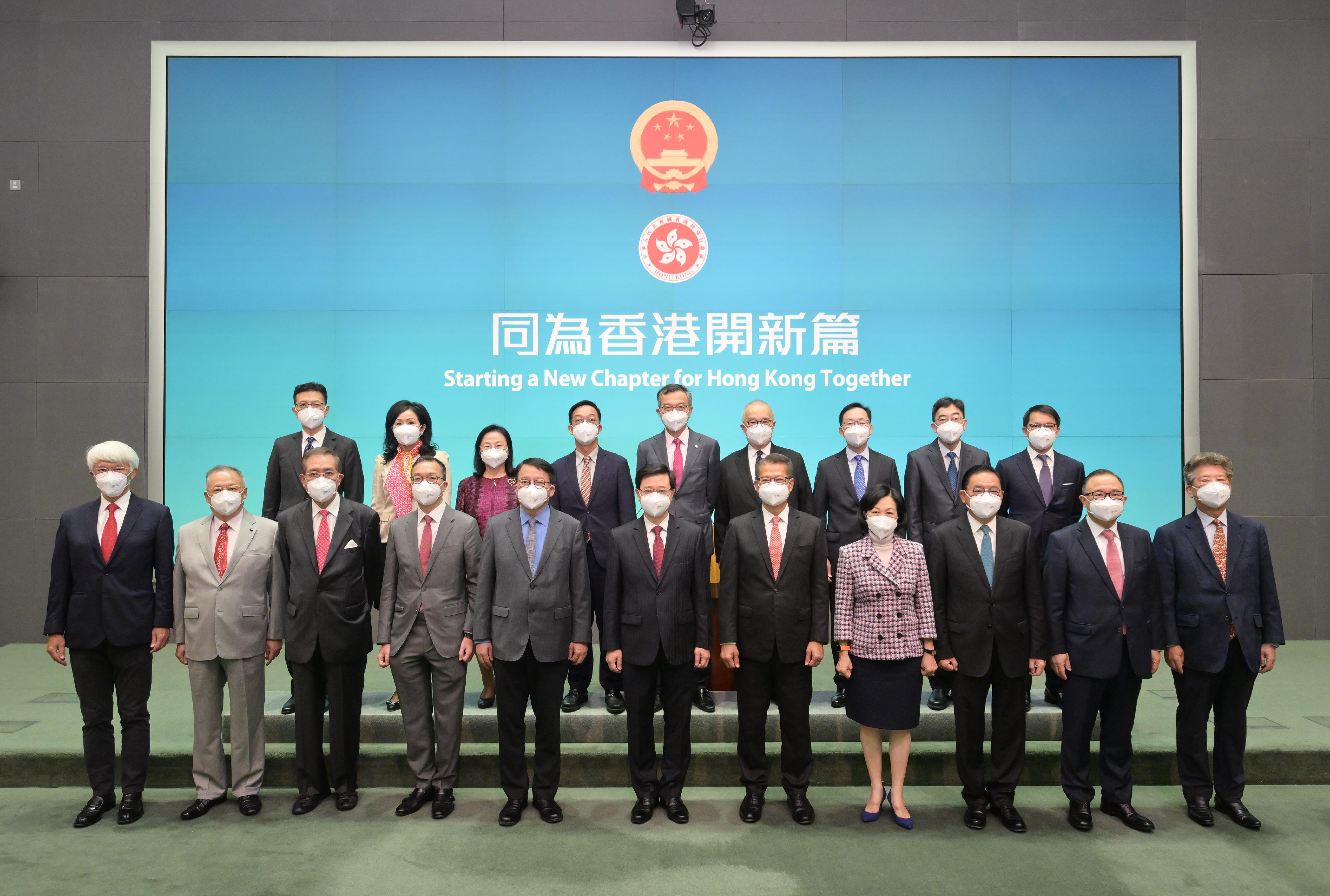 The Chief Executive, Mr John Lee (front row, centre); the Chief Secretary for Administration, Mr Chan Kwok-ki (front row, fifth left); the Financial Secretary, Mr Paul Chan (front row, fifth right); and the Secretary for Justice, Mr Paul Lam Ting-kwok, SC (front row, fourth left); meet the press with the non-official members of the Executive Council (ExCo) at the media session before the ExCo meeting today (July 5).