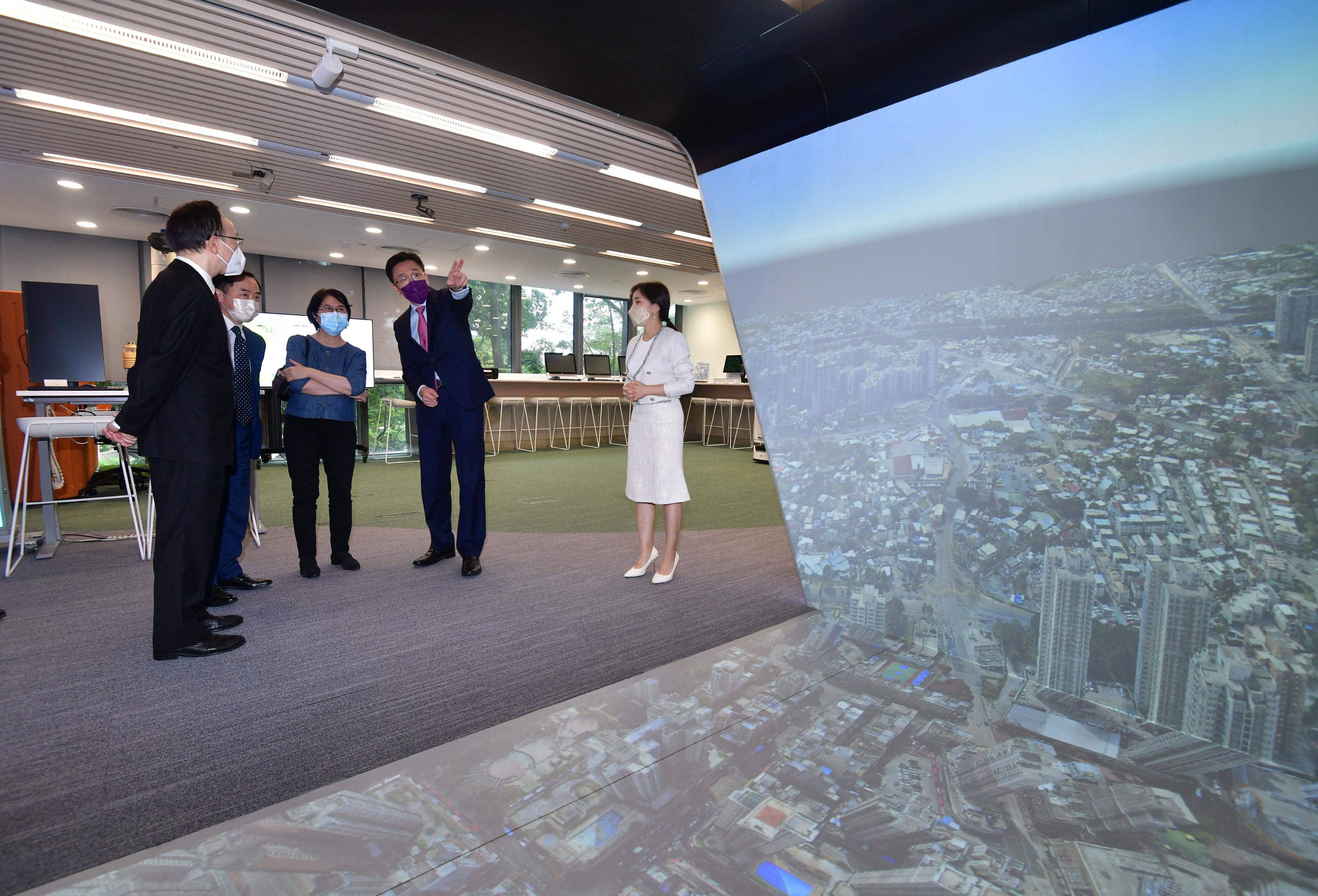 The Secretary for Innovation, Technology and Industry, Professor Sun Dong (second right), accompanied by the Permanent Secretary for Innovation, Technology and Industry, Ms Annie Choi (centre); the Government Chief Information Officer, Mr Victor Lam (first left); and the Deputy Government Chief Information Officer, Mr Tony Wong (second left), visits the Smart Government Innovation Lab located at Cyberport today (July 5).