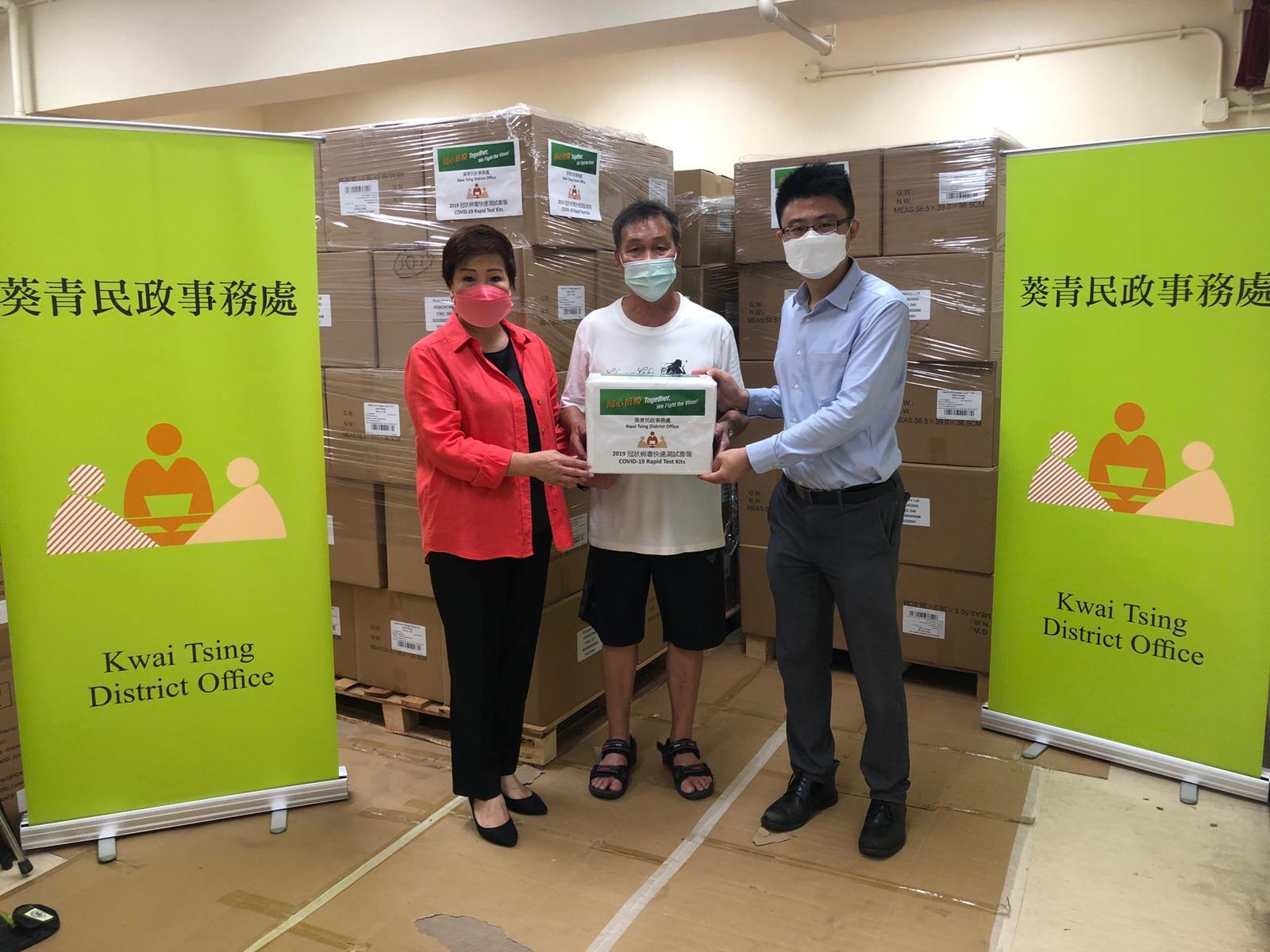 The Kwai Tsing District Office today (July 5) distributed rapid test kits to households, cleansing workers and property management staff living and working in Cheung Fat Estate for voluntary testing through the property management company.

