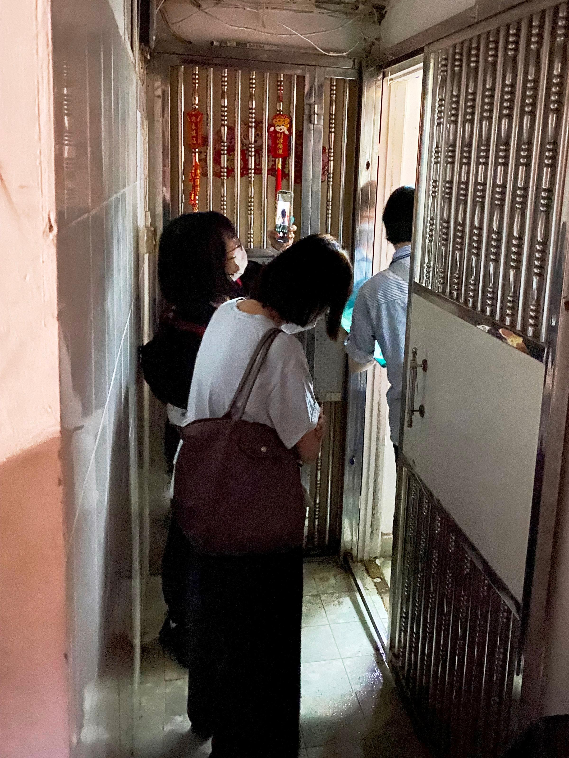 The Rating and Valuation Department (RVD) proactively investigates suspected breaches of tenancy control on subdivided units (SDUs). Photo shows RVD staff visiting tenants of SDUs in the To Kwa Wan area during the second half of June this year.