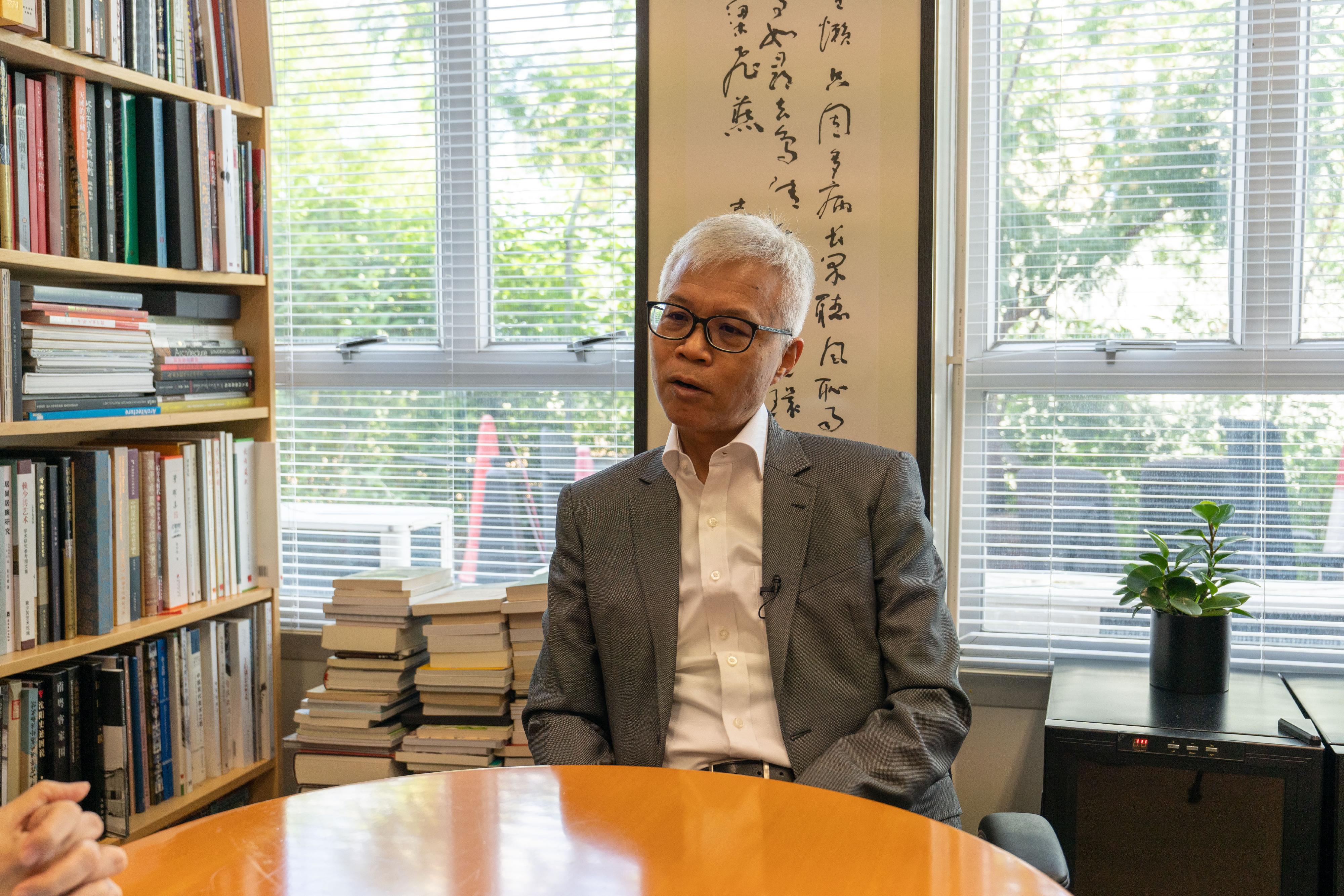 A new book, "Our Yau Tsim Mong Stories", which is jointly planned by the Yau Tsim Mong District Office and the team of Professor Lee Chi-kin of the Education University of Hong Kong, and published by Chung Hwa Book Company, has been launched. Photo shows the Museum Director of the Hong Kong Palace Museum, Dr Louis Ng, being interviewed in the book's drafting stage.