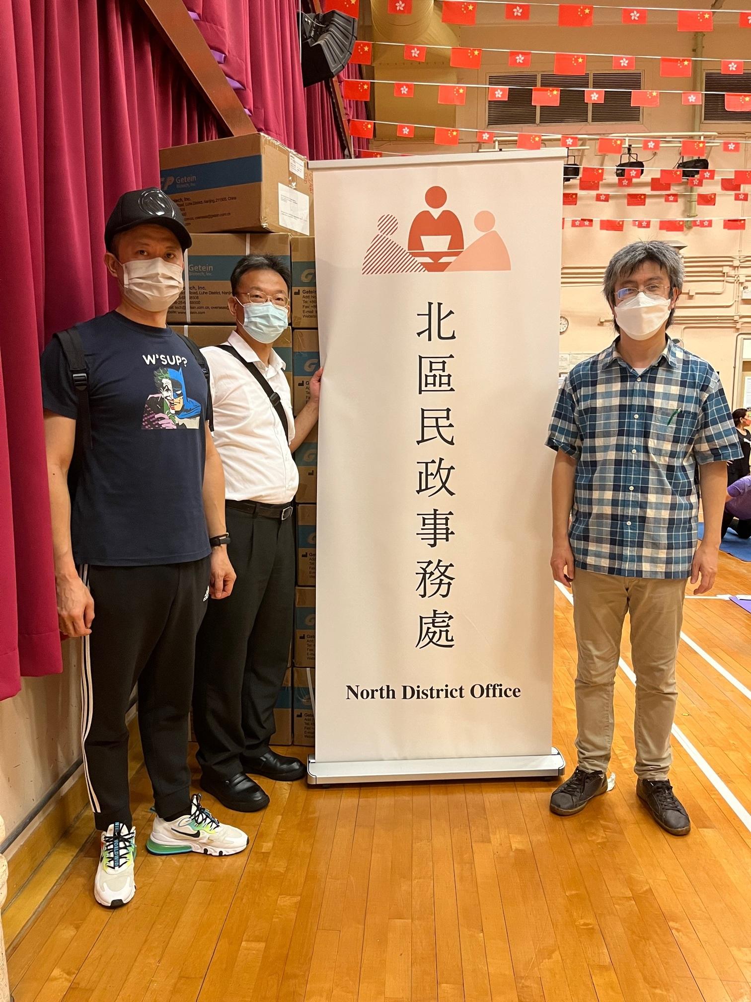 The North District Office today (July 6) distributed COVID-19 rapid test kits to households, cleansing workers and property management staff living and working in Cheong Shing Court for voluntary testing through the property management company.
