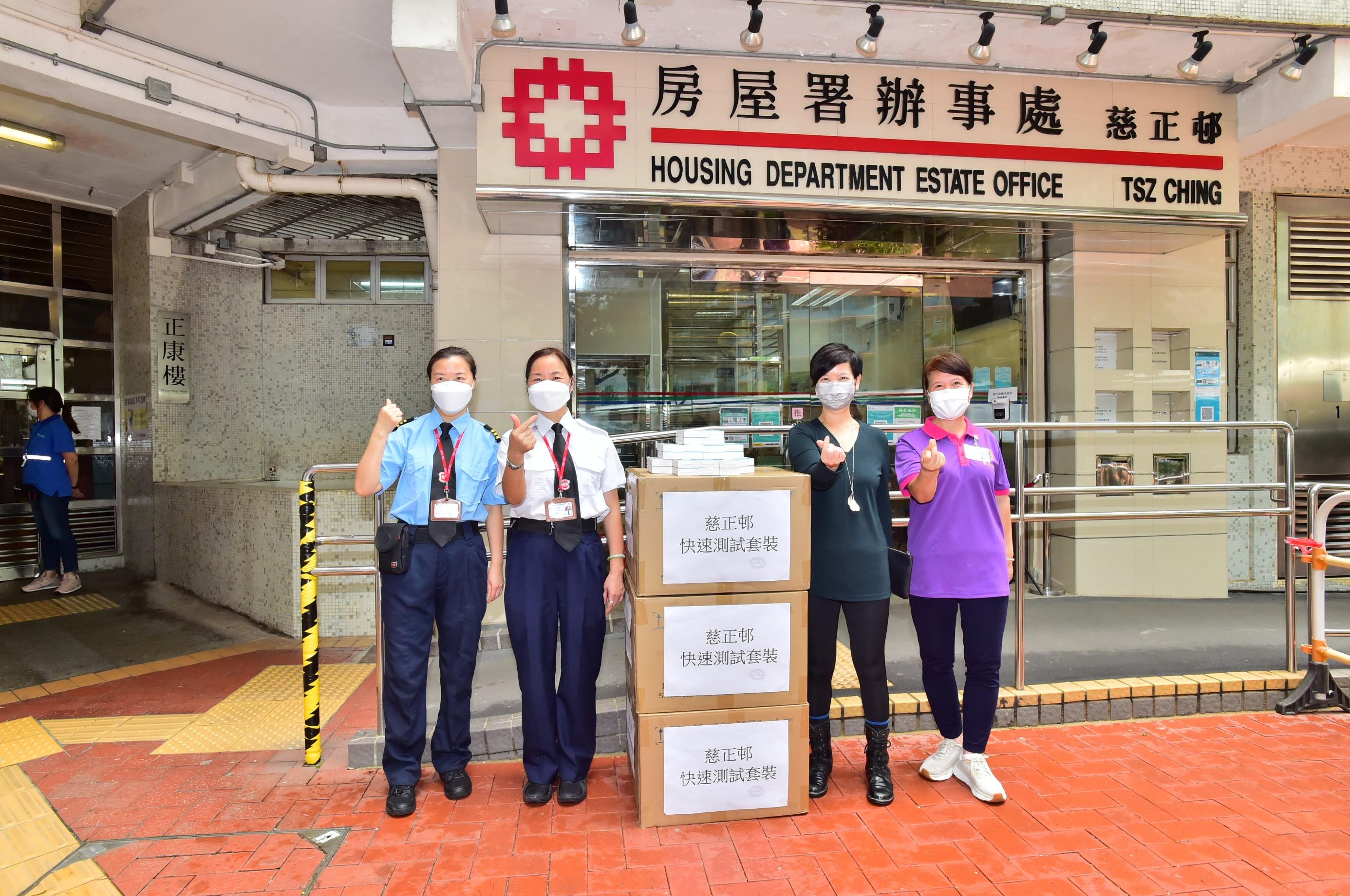 The Secretary for Housing, Ms Winnie Ho, visited Tsz Ching Estate in Tsz Wan Shan this afternoon (July 7) to learn about the distribution arrangements of COVID-19 rapid antigen test (RAT) kits in public rental housing estates by the Housing Department. Photo shows Ms Ho (second right) giving encouragement to property management staff and thanking them for their efforts in supporting the anti-epidemic work.