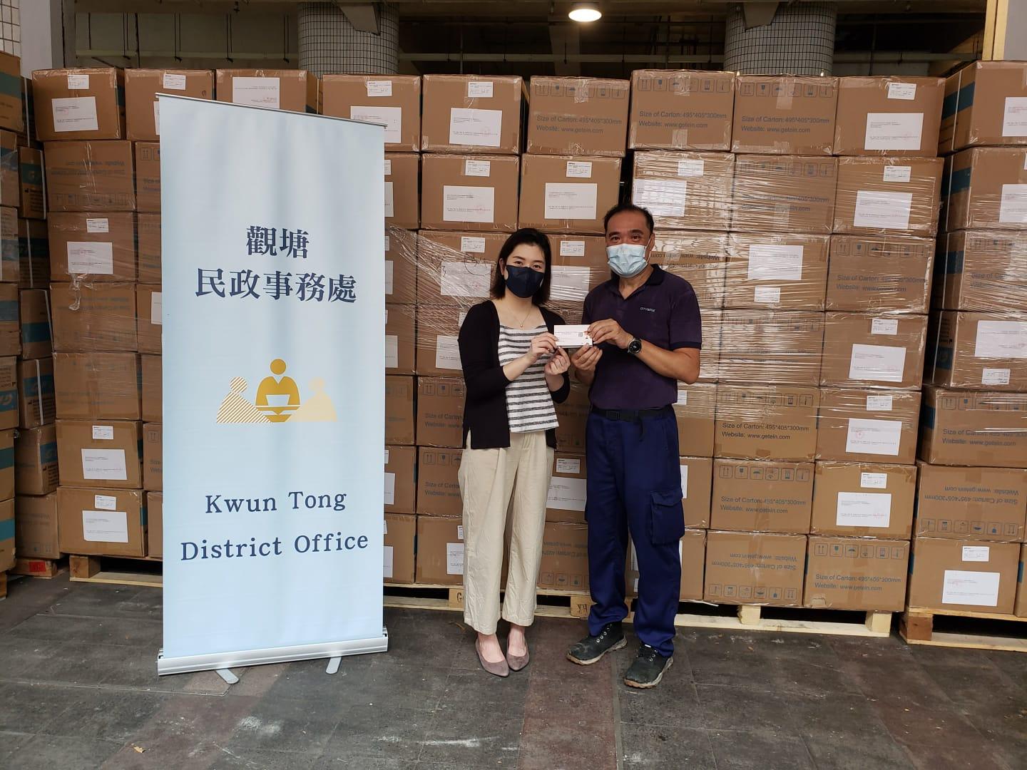 The Kwun Tong District Office today (July 7) distributed rapid test kits to households, cleansing workers and property management staff living and working in Laguna City for voluntary testing through the property management company.