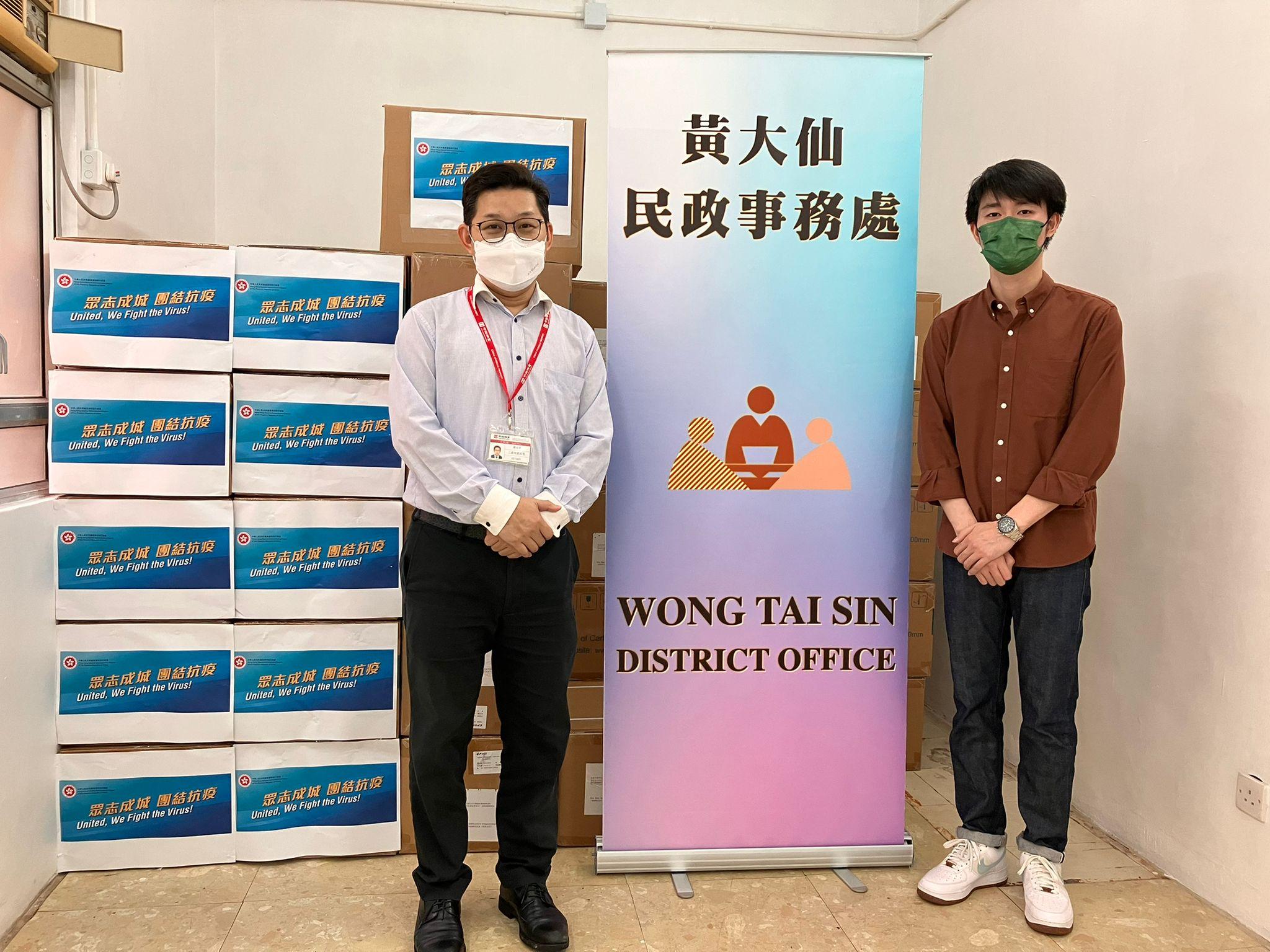 The Wong Tai Sin District Office today (July 7) distributed rapid test kits to households, cleansing workers and property management staff living and working in Lung Poon Court for voluntary testing through the property management company.