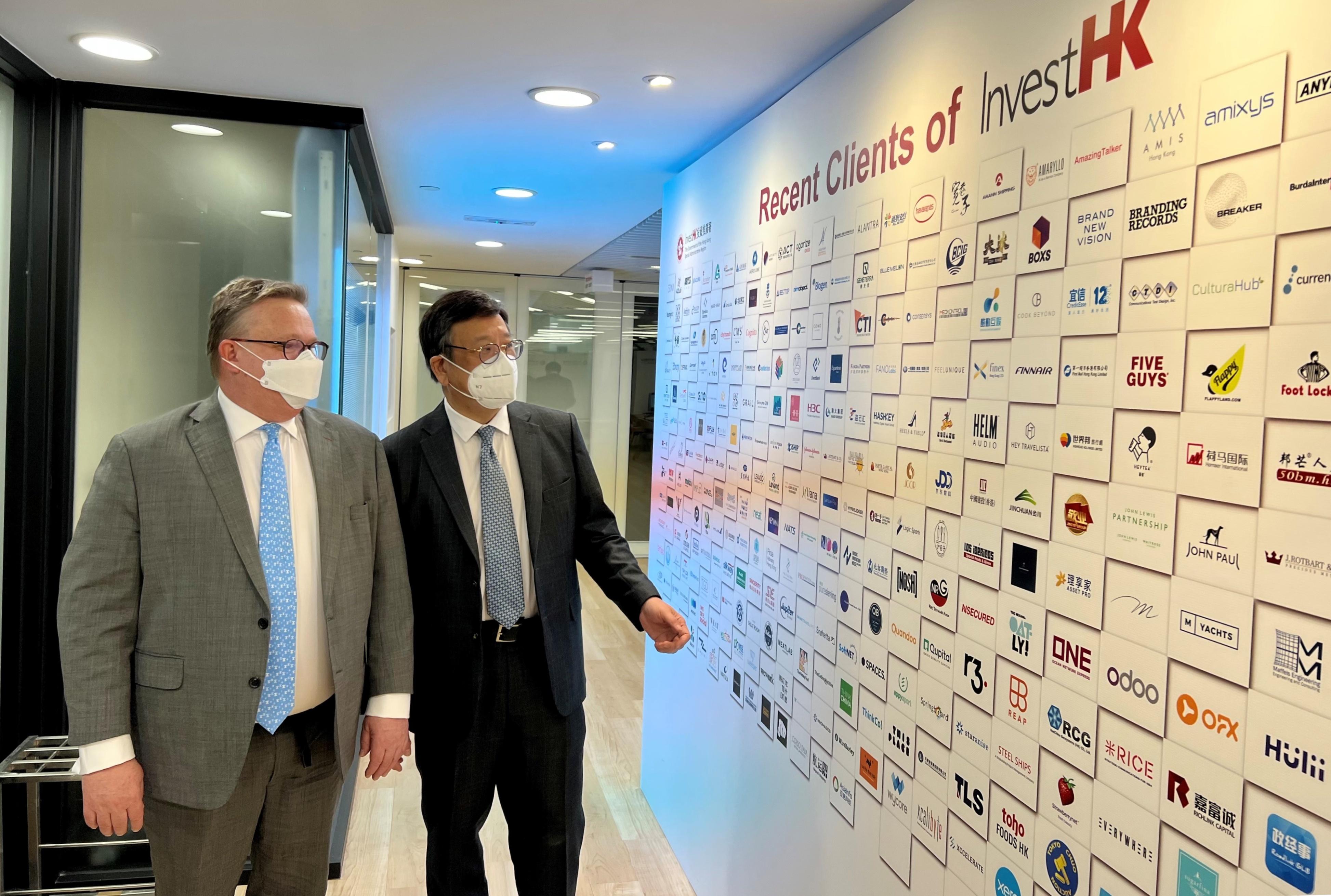 The Secretary for Commerce and Economic Development, Mr Algernon Yau (right), visited Invest Hong Kong earlier to learn about the latest work in attracting foreign direct investment and supporting overseas and Mainland companies to set up or expand in Hong Kong. Looking on is the Director-General of Investment Promotion, Mr Stephen Phillips.