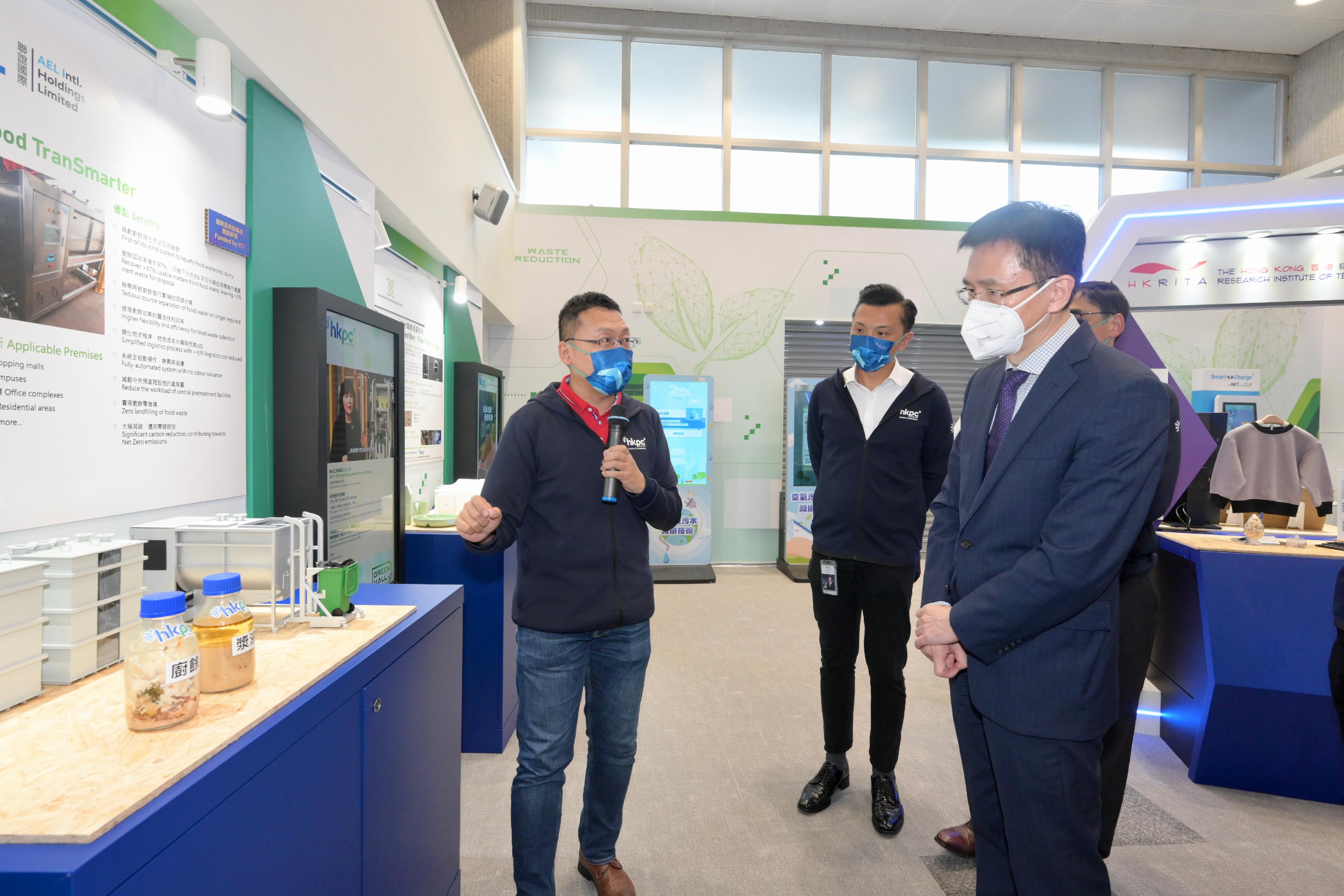 創新科技及工業局局長孫東教授（右）今日（七月八日）參觀香港生產力促進局（生產力局）的綠色科技館，聽取相關科技的介紹。旁為候任生產力局主席陳祖恒（中）。