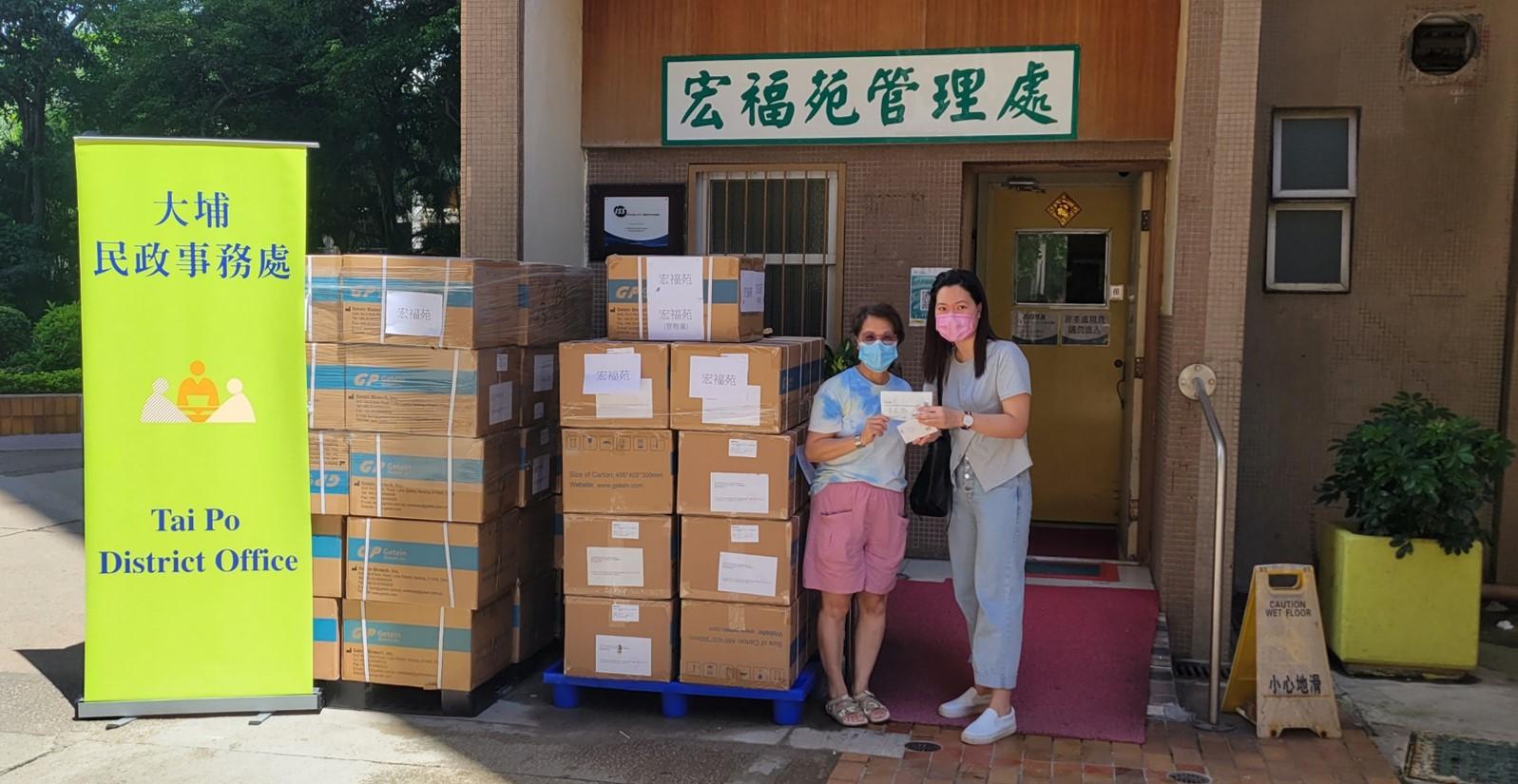 The Tai Po District Office today (July 8) distributed rapid test kits to households, cleansing workers and property management staff living and working in Wang Fuk Court for voluntary testing through the property management company.