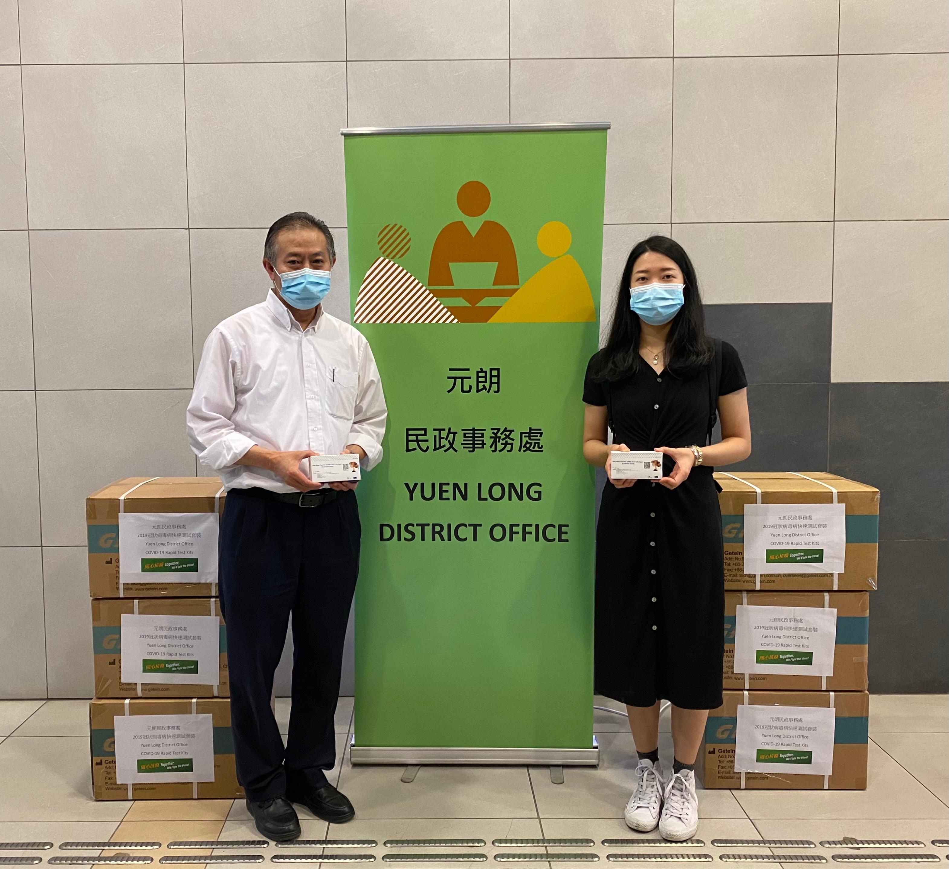 The Yuen Long District Office today (July 8) distributed rapid test kits to households, cleansing workers and property management staff living and working in Locwood Court of Kingswood Villas for voluntary testing through the property management company.