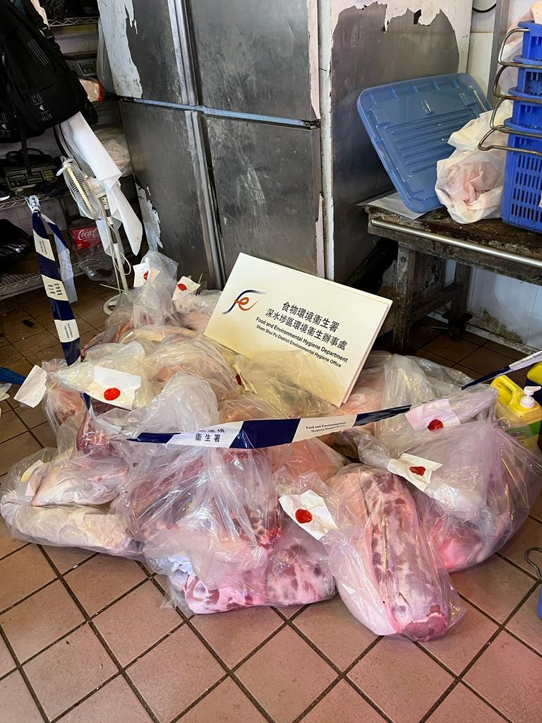 食物環境衞生署（食環署）今日（七月八日）於深水埗區向兩間懷疑以冰鮮肉充當新鮮肉出售的持牌新鮮糧食店採取突擊行動。圖示食環署人員在行動中檢獲的部分肉類。