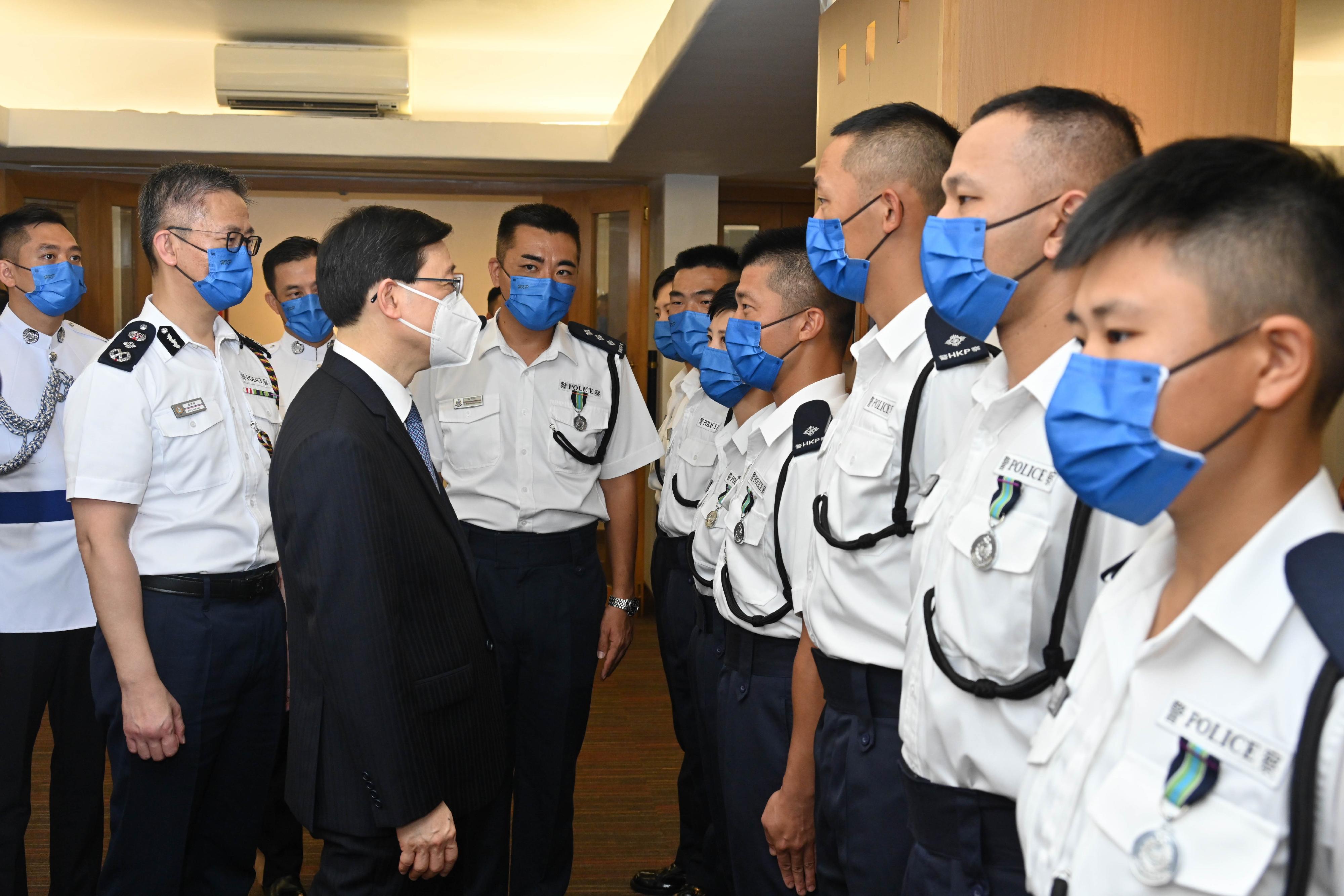 行政長官李家超（左四）和警務處處長蕭澤頤（左二）今日（七月九日）出席香港警察學院的結業會操後，恭賀剛結業的見習督察。