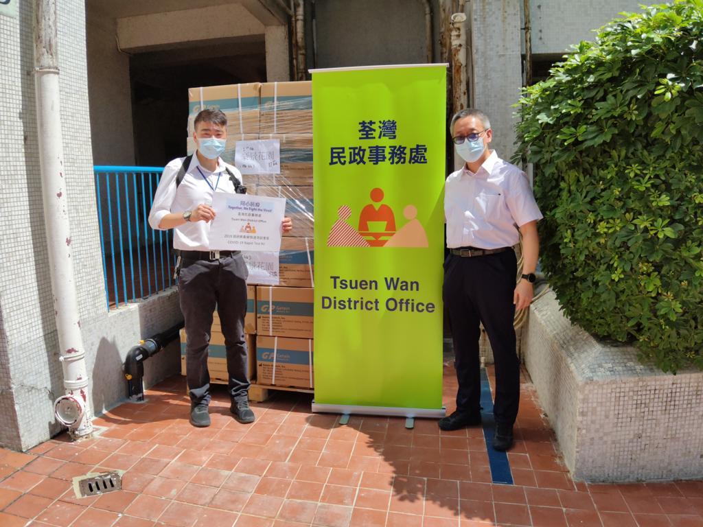 The Tsuen Wan District Office today (July 9) distributed COVID-19 rapid test kits to households, cleansing workers and property management staff living and working in Hong Kong Garden for voluntary testing through the property management company.