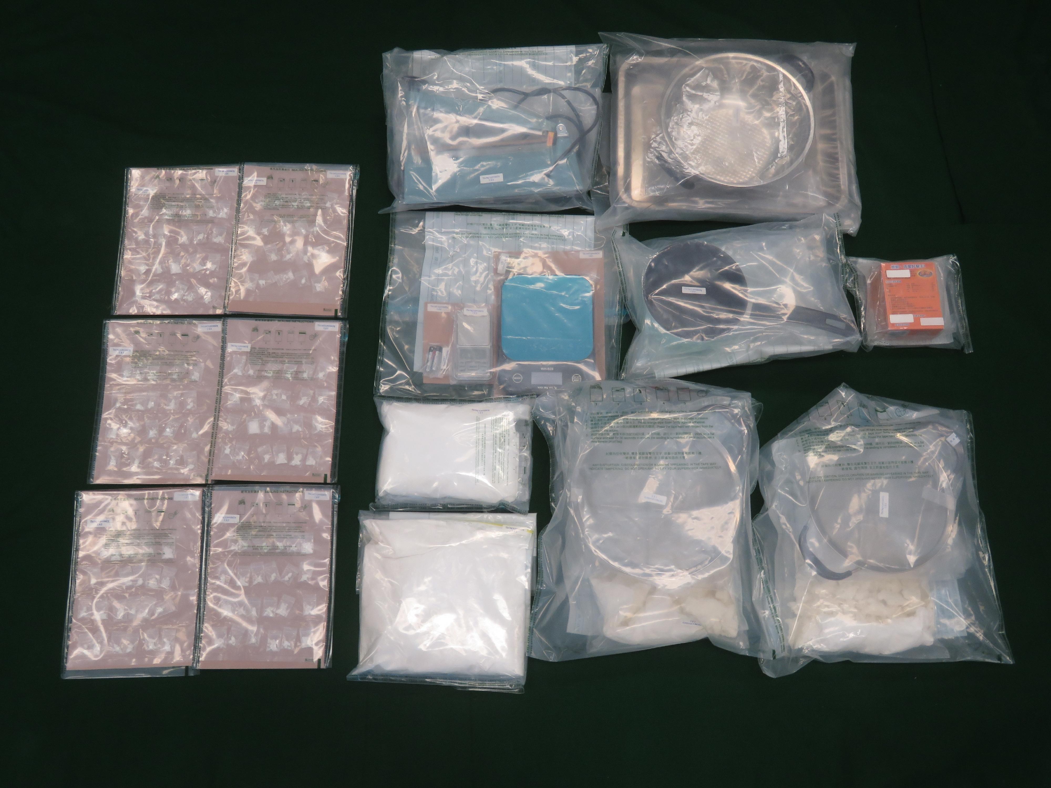 香港海關昨日（七月九日）在深水埗檢獲約一點一公斤懷疑可卡因及約五百四十克懷疑霹靂可卡因，估計市值共約一百九十萬元。圖示檢獲的懷疑毒品和製毒及包裝工具。