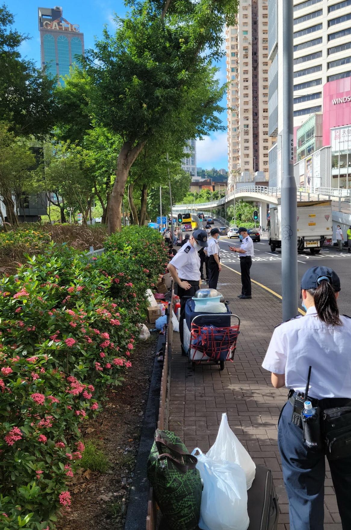The Food and Environmental Hygiene Department (FEHD) conducted joint operations with several government departments over the past weekend (July 9 and 10) to carry out publicity and educational work at popular places in various districts where the public and domestic helpers commonly gather, urging them to comply with various anti-epidemic regulations and restrictions. Picture shows FEHD enforcement officers combatting unlicensed hawking activities during an operation.