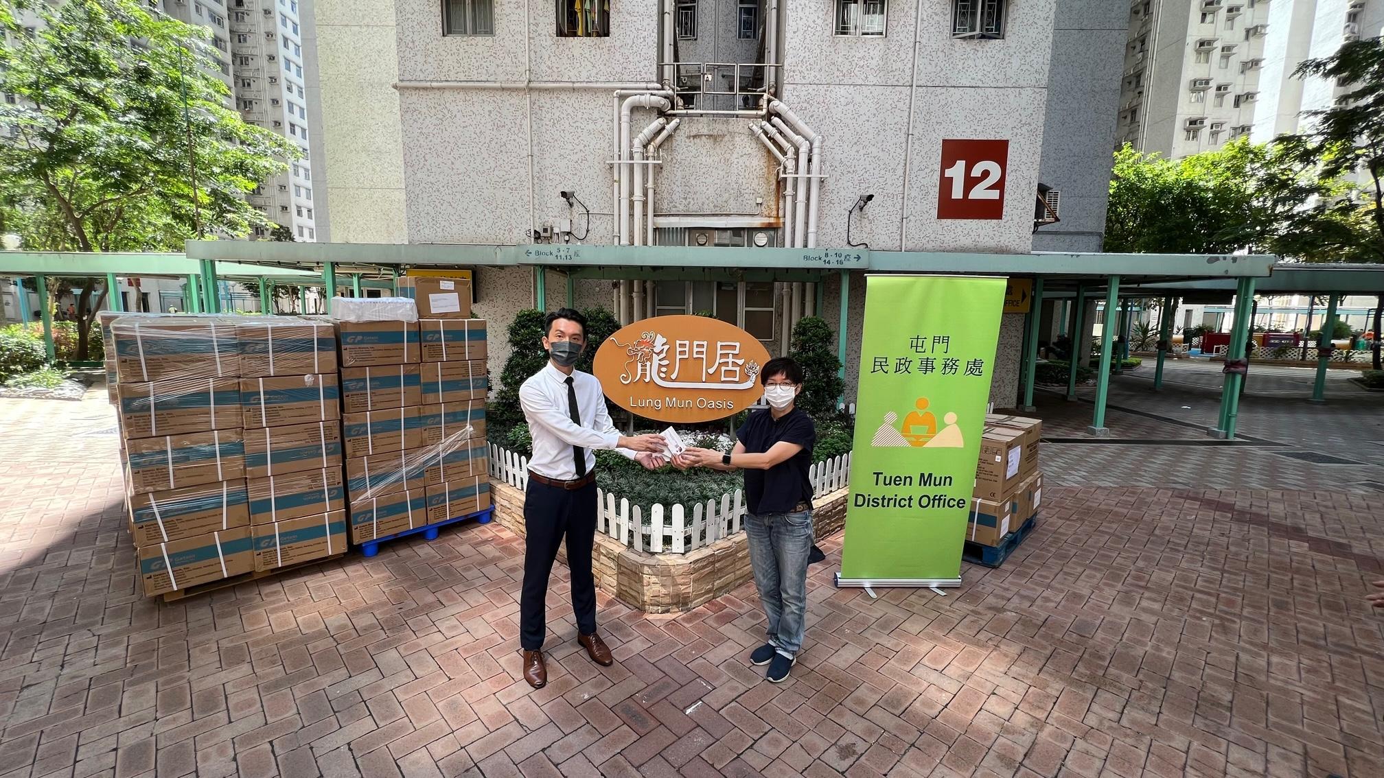 The Tuen Mun District Office today (July 11) distributed rapid test kits to households, cleansing workers and property management staff living and working in Lung Mun Oasis for voluntary testing through the property management company.