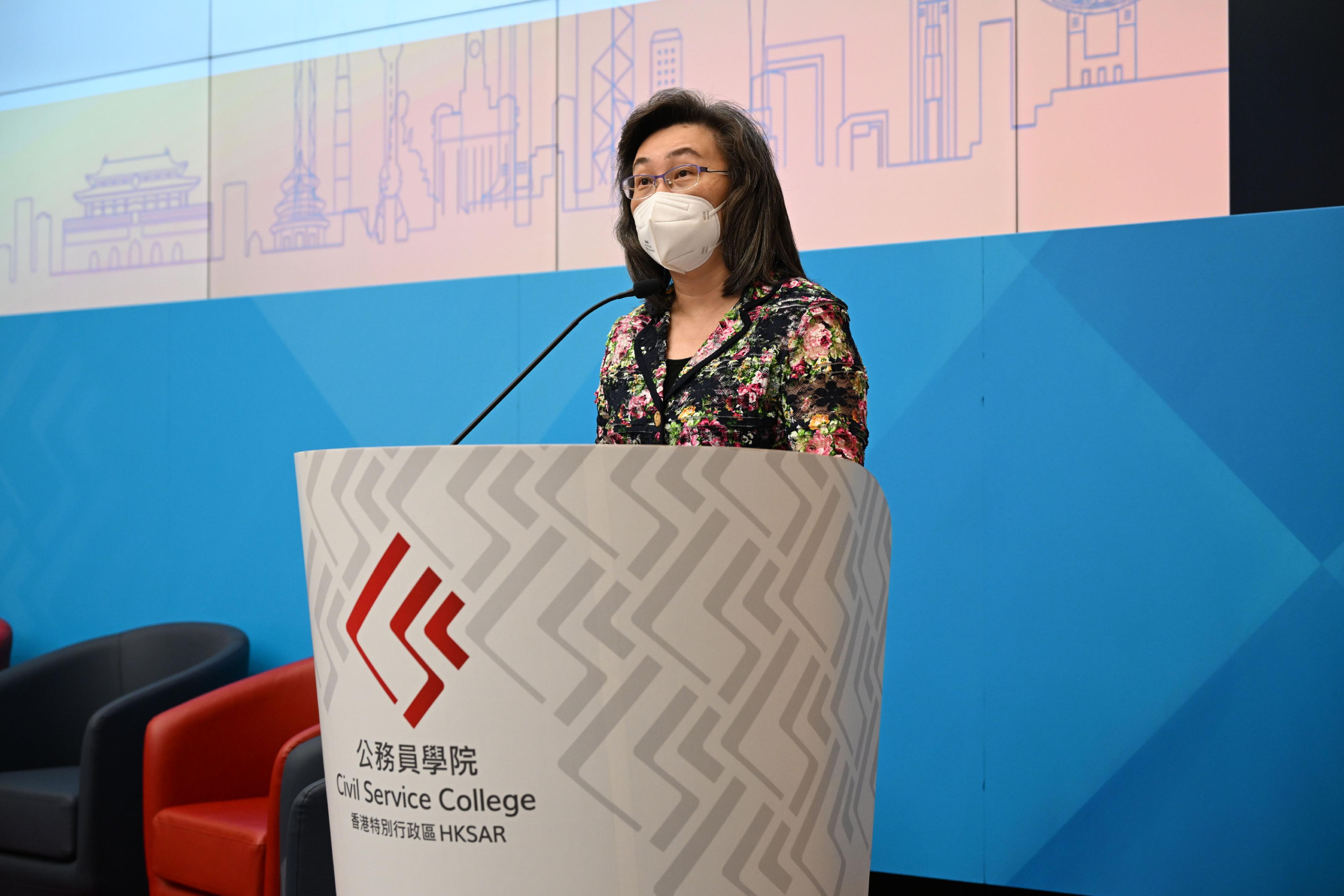 The Civil Service College launched the "25th Anniversary of the Establishment of the HKSAR: Our Way Forward” seminar series, and held today (July 11) the first seminar with the topic of “Towards Net Zero: Coalition for a Resilient Future” in collaboration with the Hong Kong Academy of Finance. Photo shows the Secretary for the Civil Service, Mrs Ingrid Yeung, delivering a speech at the seminar. 