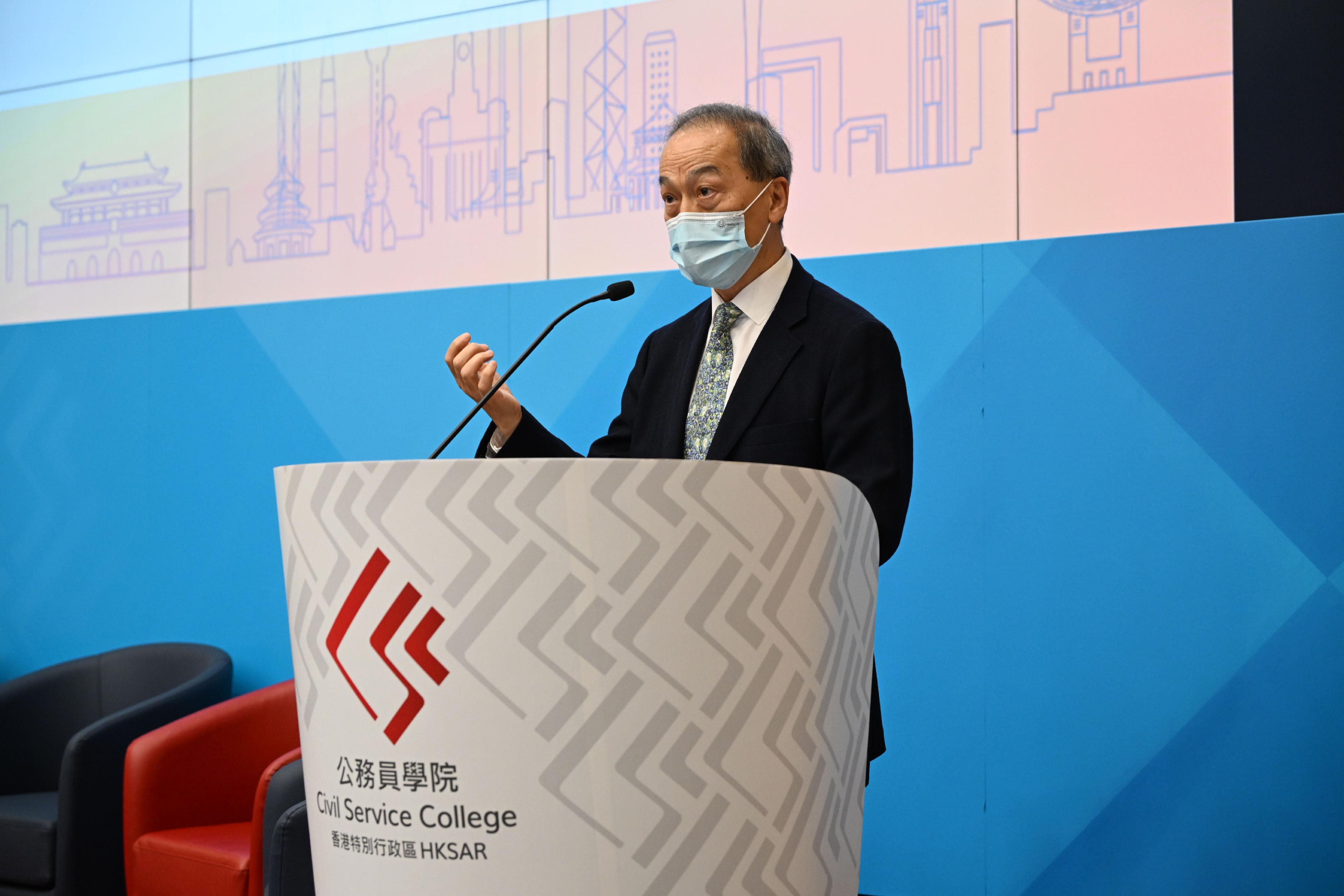The Civil Service College launched the "25th Anniversary of the Establishment of the HKSAR: Our Way Forward” seminar series, and held today (July 11) the first seminar with the topic of “Towards Net Zero: Coalition for a Resilient Future” in collaboration with the Hong Kong Academy of Finance. Photo shows the Chief Executive Officer of the Hong Kong Academy of Finance, Mr Kwok Kwok-chuen, sharing an overview of Hong Kong’s transition to net zero emission.