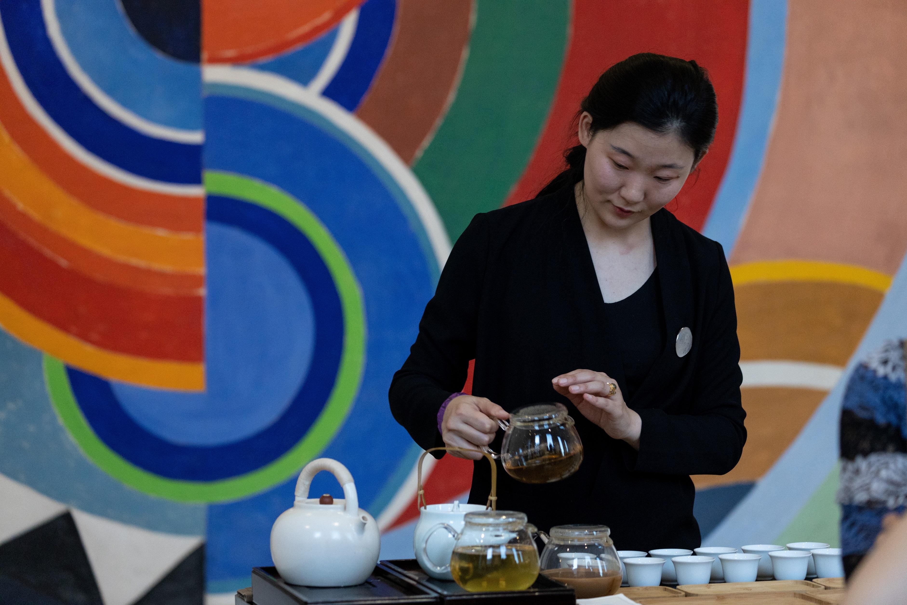 宾客在六月二十七日（巴黎时间）于法国巴黎举行的庆祝香港特别行政区成立二十五周年活动品尝中国茗茶和港式奶茶。
