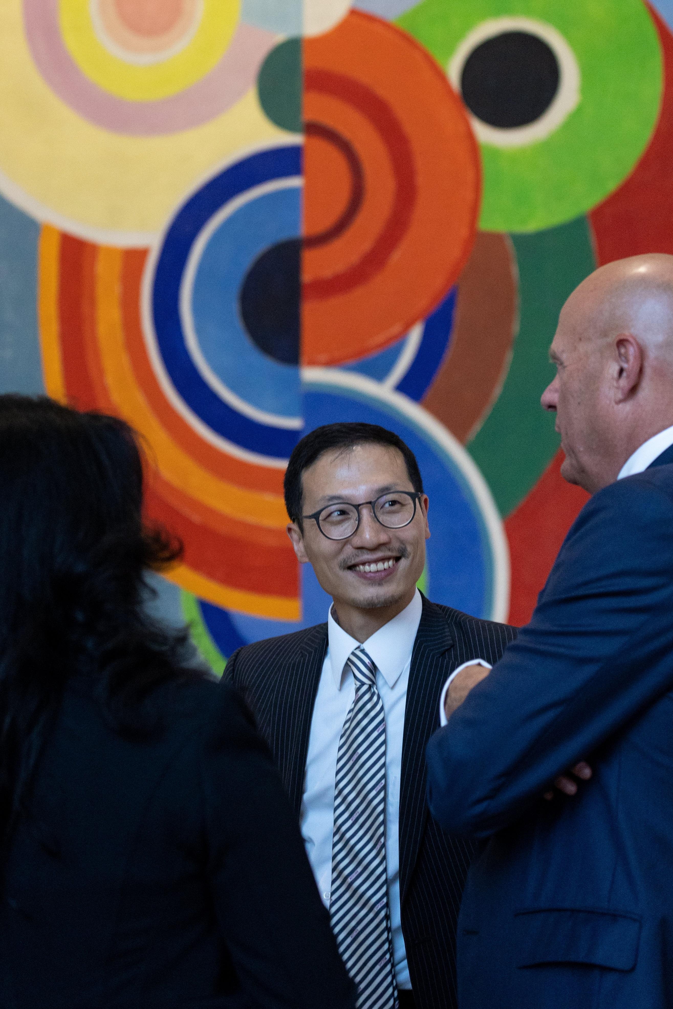 香港贸易发展局欧洲、中亚及以色列首席代表朱耀昌在六月二十七日（巴黎时间）出席在法国巴黎举行的庆祝香港特别行政区成立二十五周年酒会，与在场宾客交流。香港贸易发展局为活动协办机构。