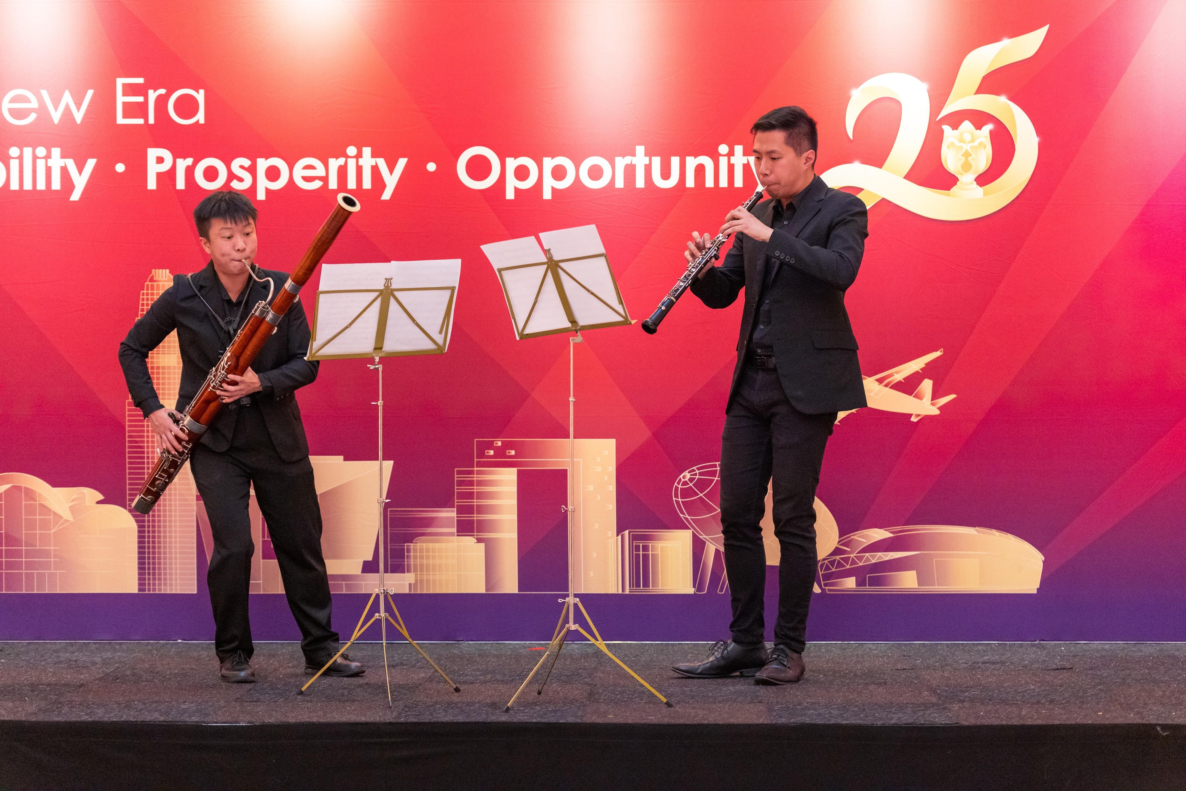 Talented young Hong Kong musicians Kaden Yim (left) and Matthew Chin (right), invited by the Hong Kong Economic and Trade Office in Brussels, perform a bassoon-oboe duet to guests at a gala event held in Brussels, Belgium, on June 30 (Brussels time) to celebrate the 25th anniversary of the establishment of the Hong Kong Special Administrative Region.