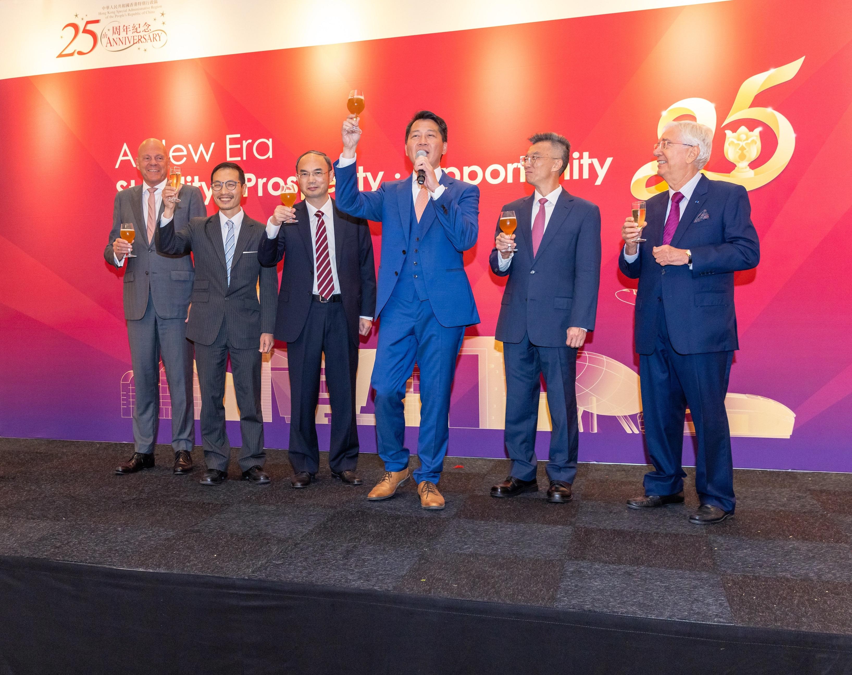 The Special Representative for Hong Kong Economic and Trade Affairs to the European Union, Mr Eddie Cheung (third right); the Chinese Ambassador to Belgium, Mr Cao Zhongming (third left); the Minister in Charge  of Economy and Trade, Chinese Mission to the European Union Mr Peng Gang (second right); and other VIP guests raise a toast at a gala event to celebrate the 25th anniversary of the establishment of the Hong Kong Special Administrative Region held in Brussels, Belgium, on June 30 (Brussels time).