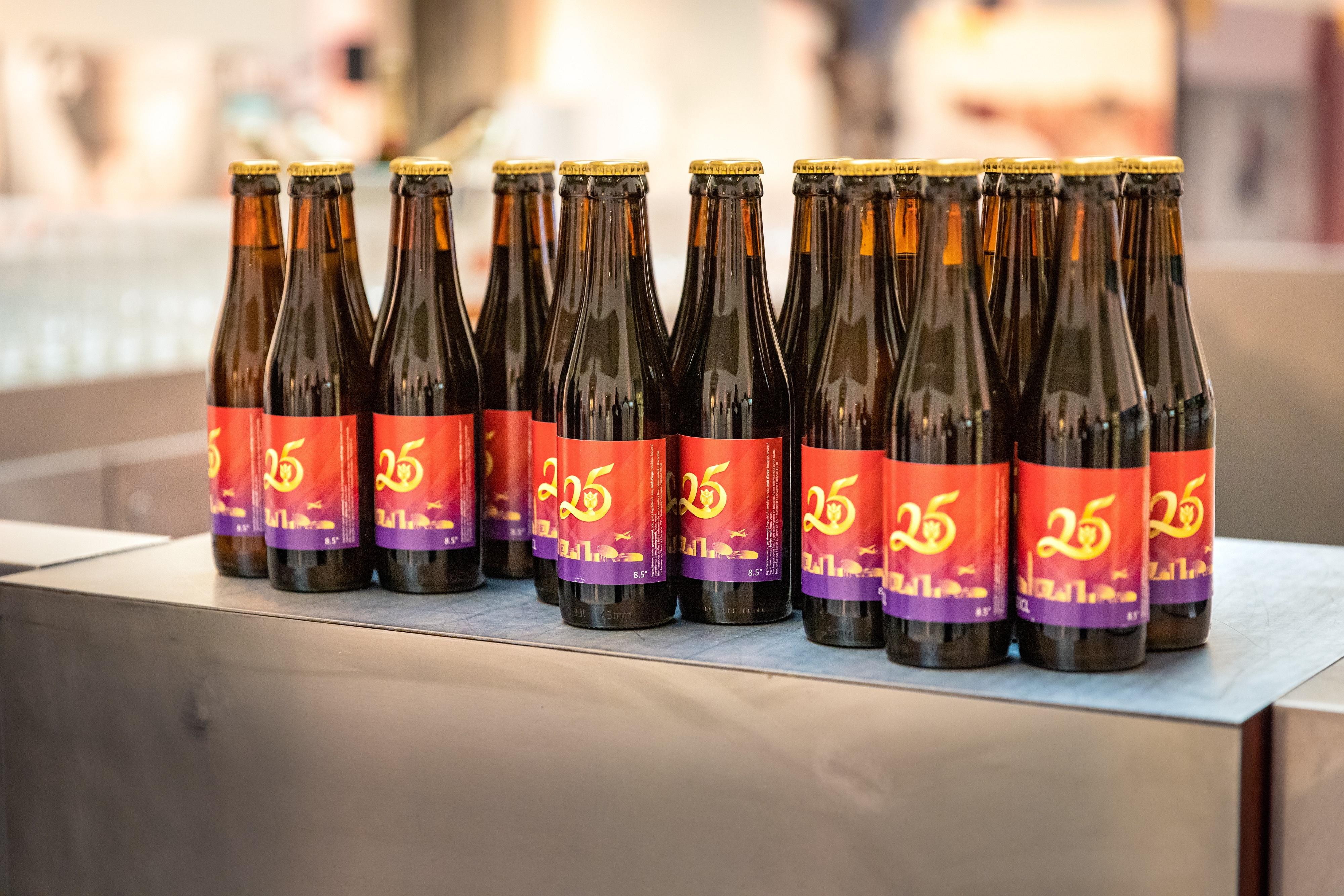 The Hong Kong Economic and Trade Office in Brussels had a Belgian limited edition beer brewed and bottled to mark the 25th anniversary of the establishment of the Hong Kong Special Administrative Region (HKSAR). Special beer gift sets were given to guests attending the HKSAR 25th anniversary gala event in Brussels, Belgium, on June 30 (Brussels time).