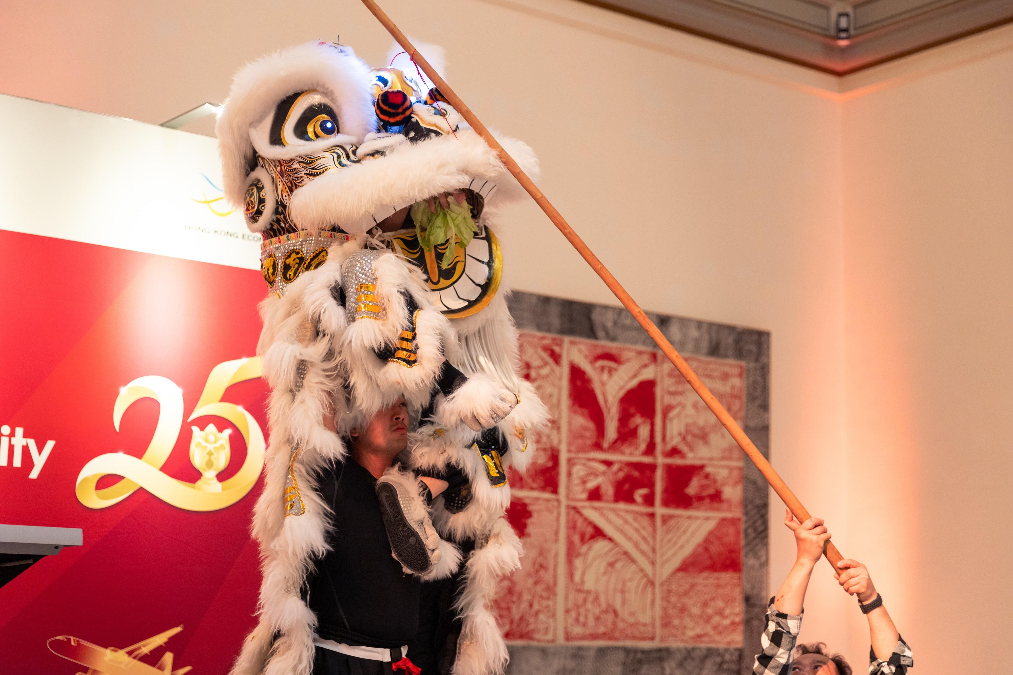 The Hong Kong Economic and Trade Office in Brussels treats guests to a lion dance performance at a gala event to celebrate the 25th anniversary of the establishment of the Hong Kong Special Administrative Region held at the Royal Museum of Fine Arts of Belgium in Brussels, Belgium, on June 30 (Brussels time).