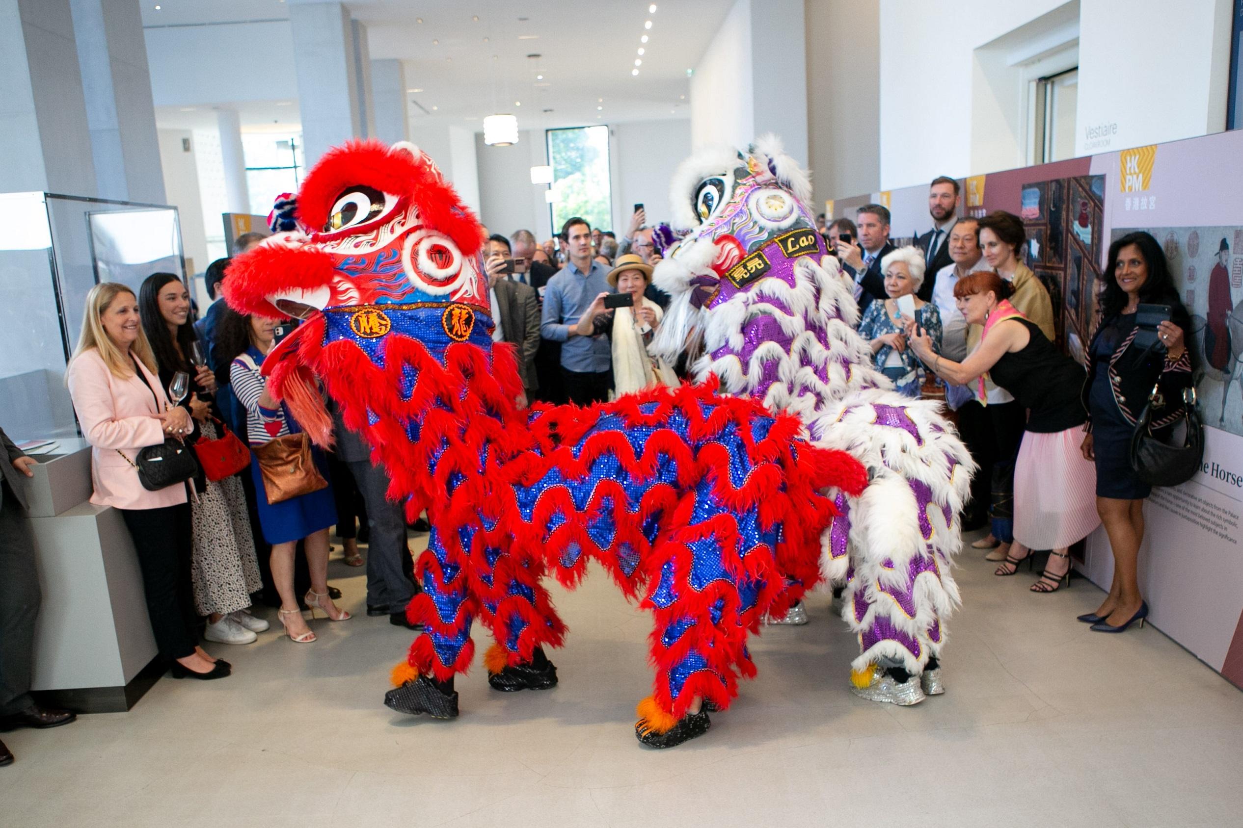 Guests at a gala event in Paris, France, on June 27 (Paris time) to celebrate the 25th anniversary of the establishment of the Hong Kong Special Administrative Region are entertained with a lion dance.