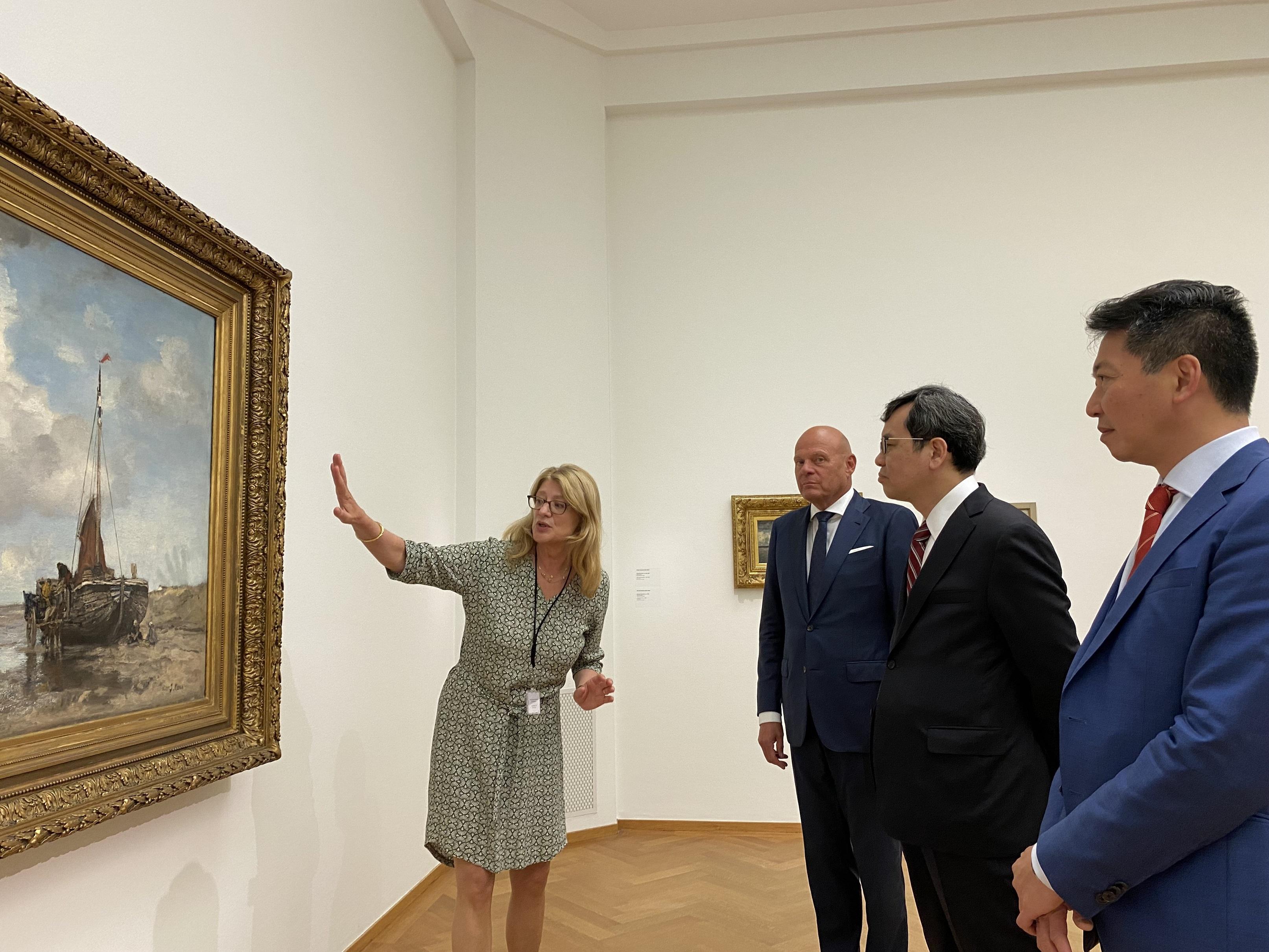 The Special Representative for Hong Kong Economic and Trade Affairs to the European Union, Mr Eddie Cheung (first right), joins the Chinese Ambassador to the Netherlands Mr Tan Jian (second right), and the Chairman of the Netherlands Hong Kong Business Association, Mr Hans Poulis (third left), among other guests, in a guided tour of the Kunstmuseum as the start of a gala event to celebrate the 25th anniversary of the establishment of the Hong Kong Special Administrative Region in The Hague, the Netherlands, on June 21 (The Hague time).
