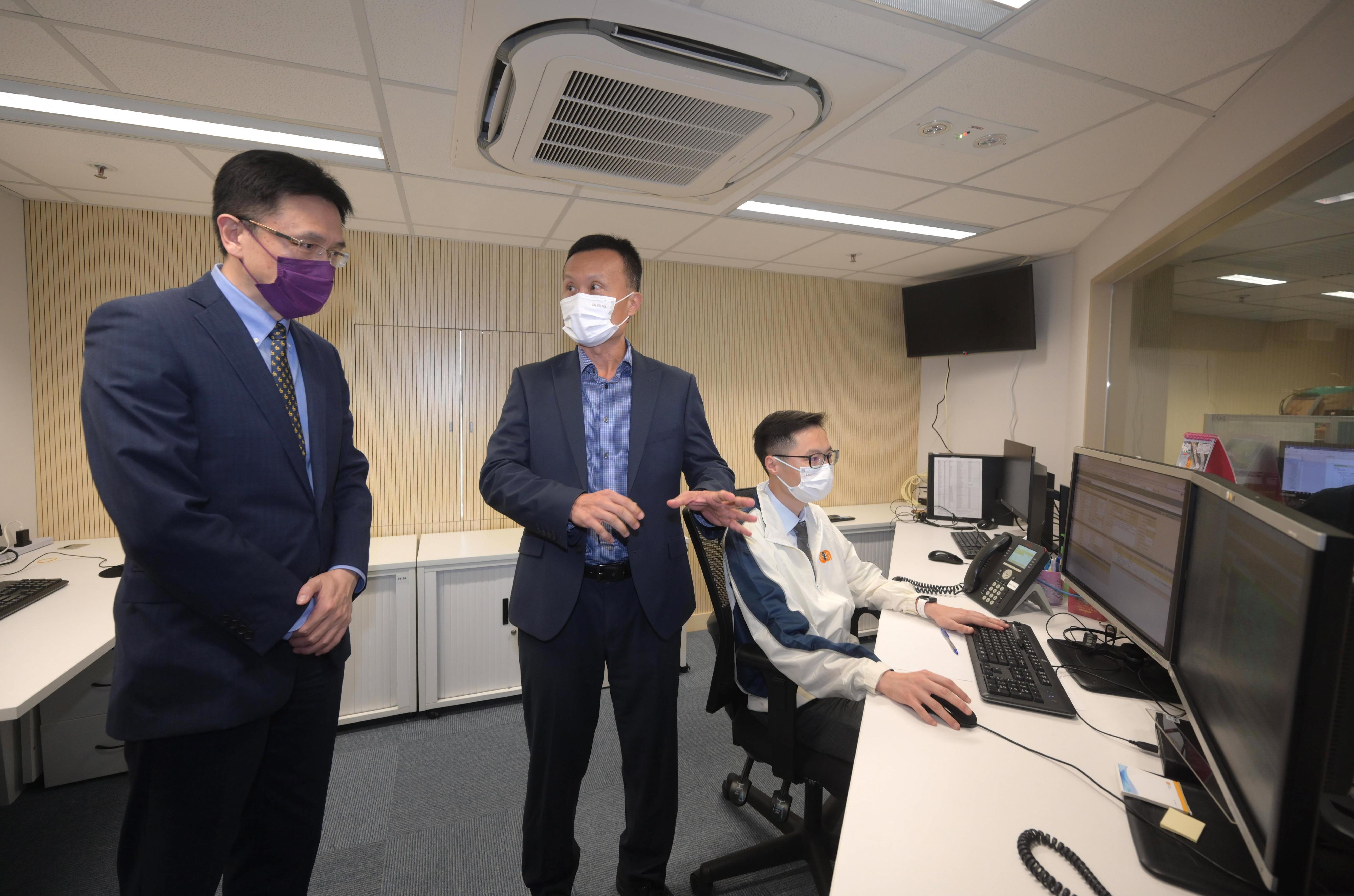 The Secretary for Innovation, Technology and Industry, Professor Sun Dong (left), visits the 1823 Centre today (July 12) and is briefed on the daily operation of the Centre.