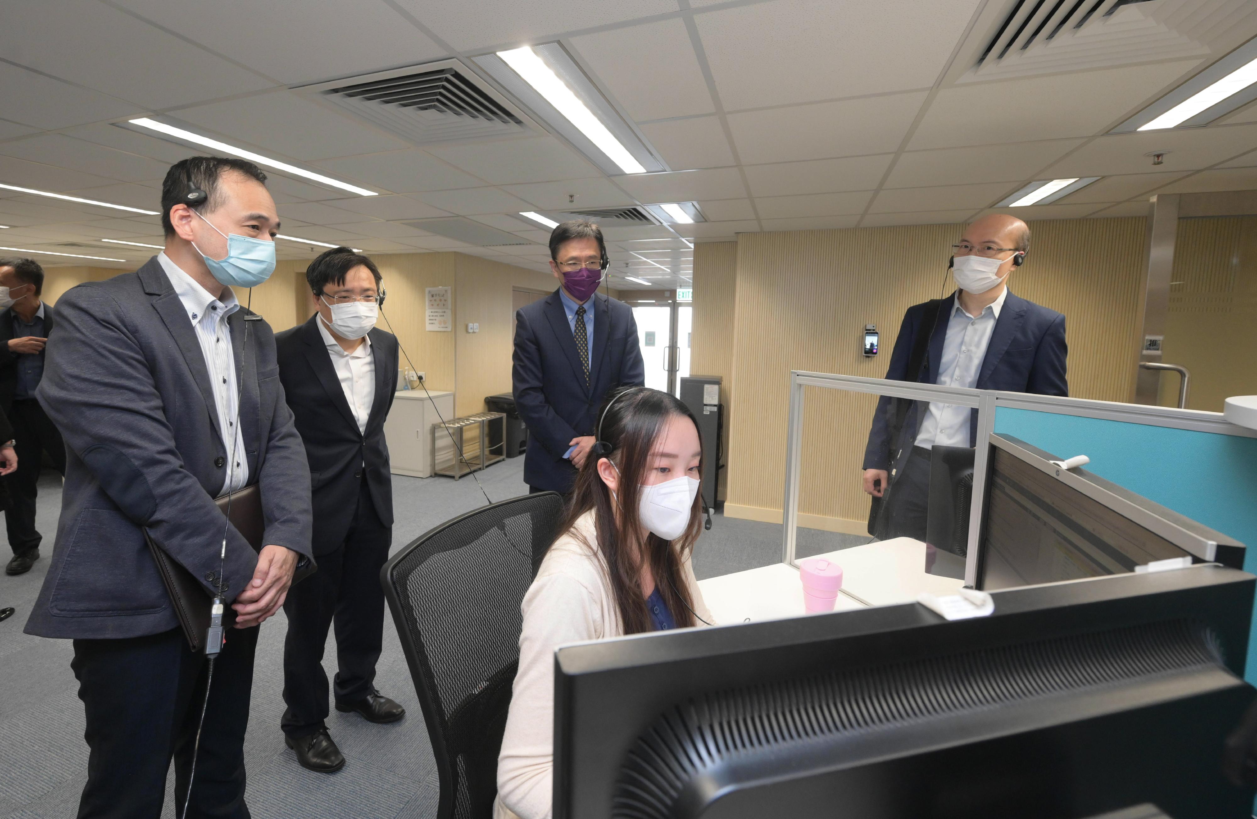 The Secretary for Innovation, Technology and Industry, Professor Sun Dong (third left), visits the 1823 Centre today (July 12) to learn about its daily operations. Also present is the Commissioner for Efficiency, Mr Ivan Lee (second left).