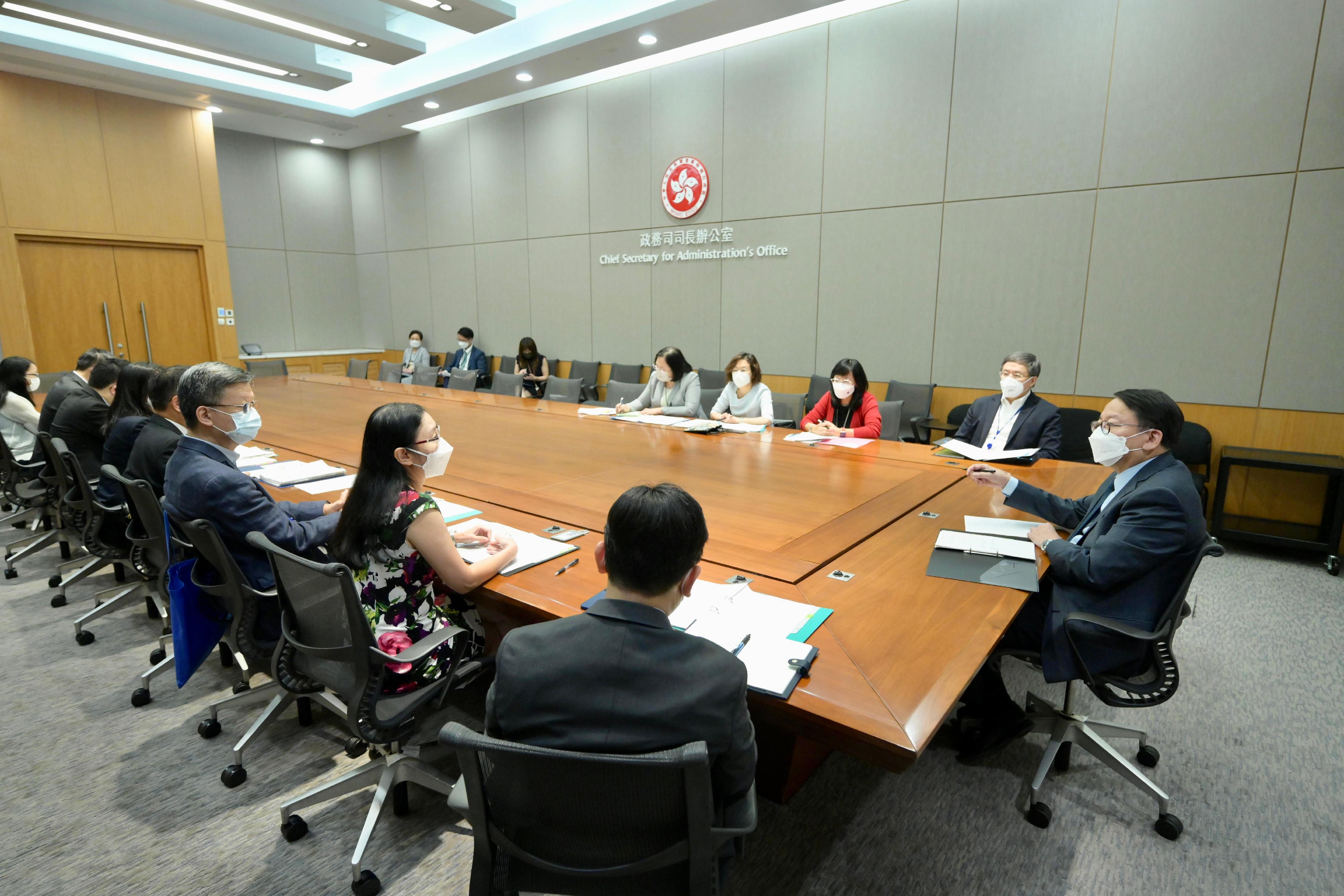 政務司司長陳國基（右一）今日（七月十二日）主持「弱勢社群學生擺脫跨代貧窮行動小組」首次會議。