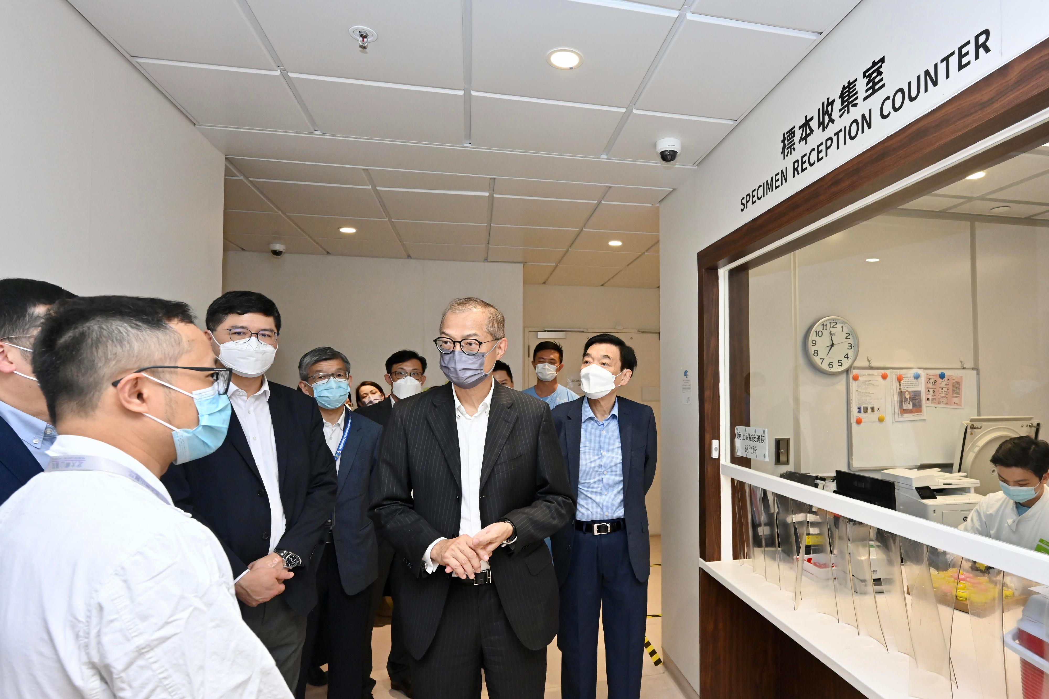 The Secretary for Health, Professor Lo Chung-mau (second right), inspected the North Lantau Hospital Hong Kong Infection Control Centre to have a better grasp on the treatment and nursing care provided by the healthcare personnel for COVID-19 patients. Looking on are the Chairman of the Hospital Authority (HA), Mr Henry Fan (first right), and the Chief Executive of the HA, Dr Tony Ko (second left).