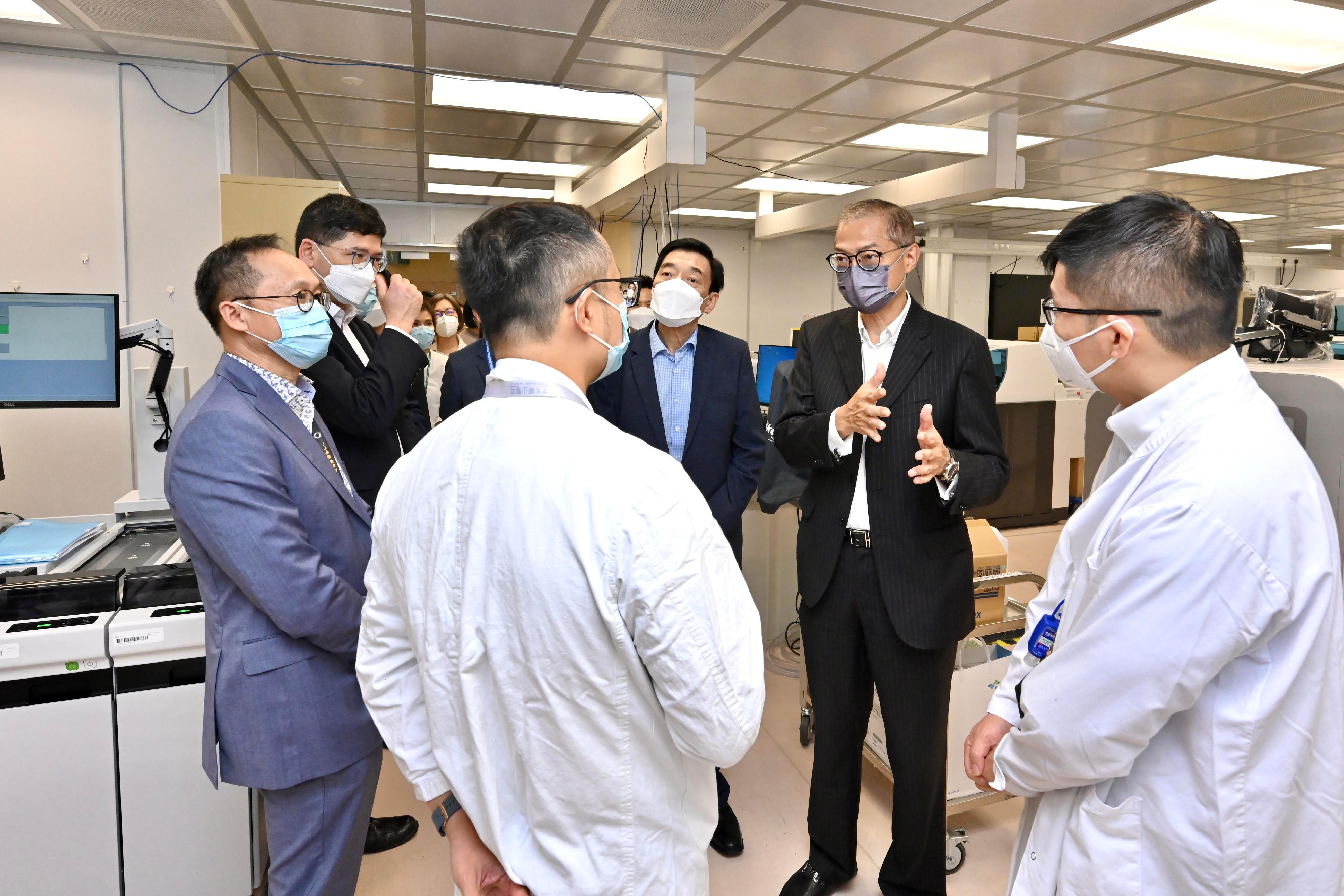The Secretary for Health, Professor Lo Chung-mau (second right), inspected the North Lantau Hospital Hong Kong Infection Control Centre to have a better grasp on the treatment and nursing care provided by the healthcare personnel for COVID-19 patients. Looking on are the Chairman of the Hospital Authority (HA), Mr Henry Fan (third right), and the Chief Executive of the HA, Dr Tony Ko (second left).