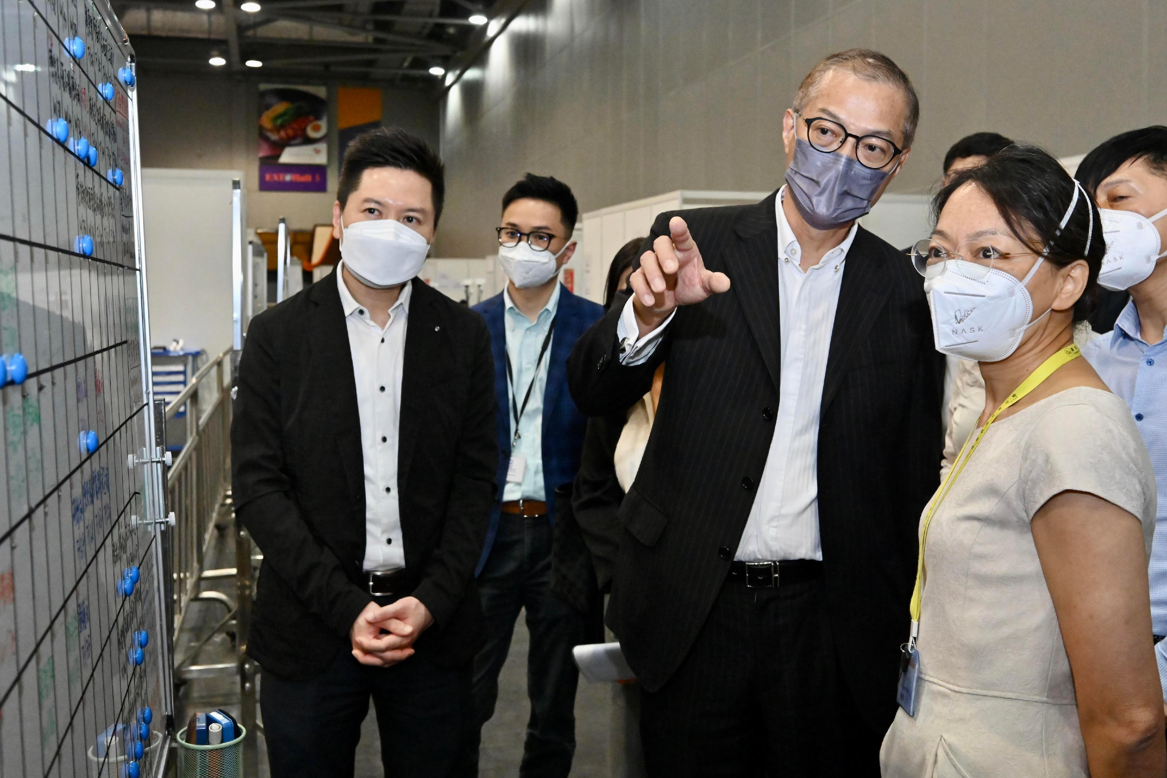 The Secretary for Health, Professor Lo Chung-mau (second right), inspected the Temporary Quarantine Centre for COVID-19 at AsiaWorld-Expo, which is operated by the Social Welfare Department with medical support by the Department of Health, to understand the daily operation of the Centre. Looking on is the Controller, Centre for Health Protection of the Department of Health, Dr Edwin Tsui (first left).