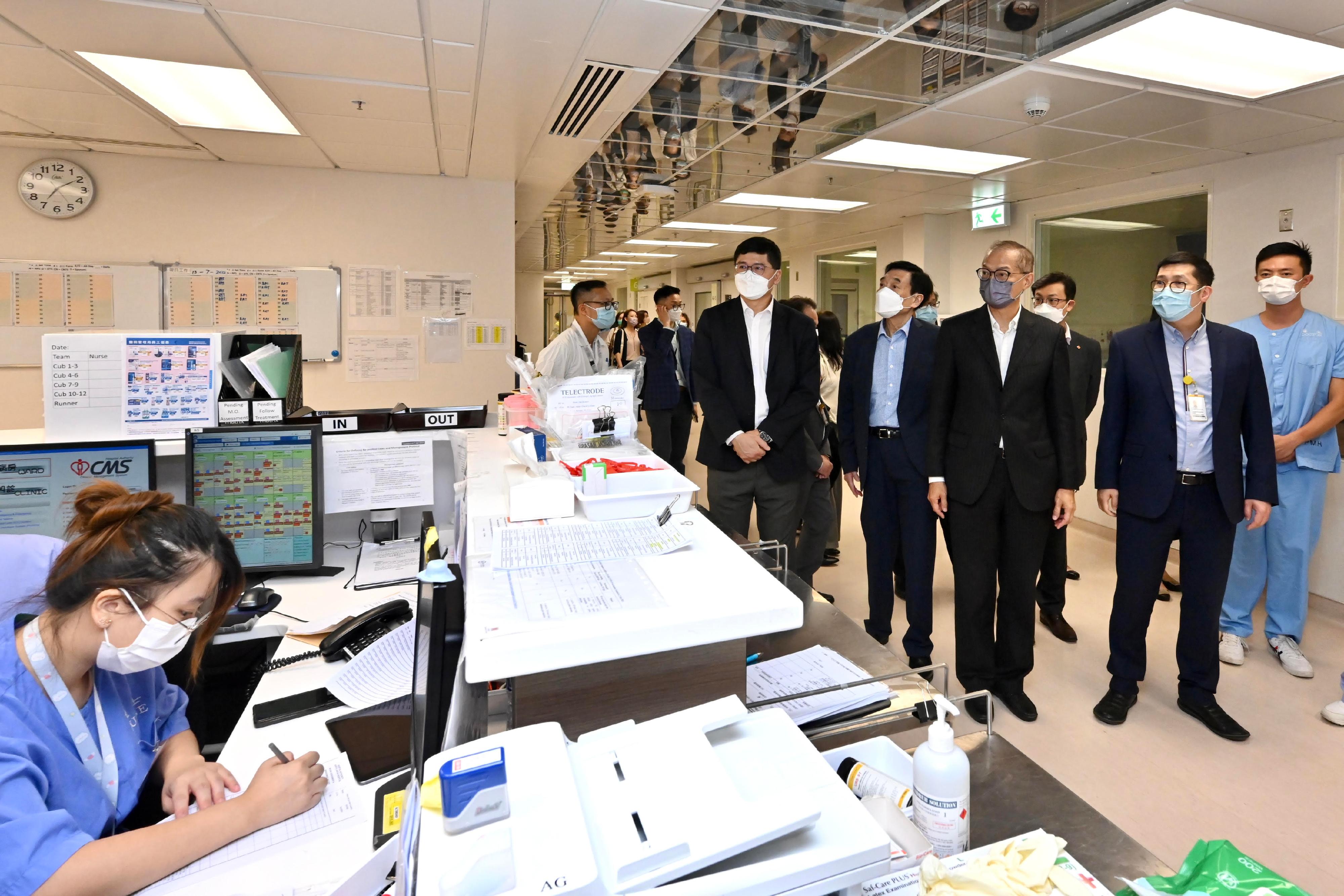 The Secretary for Health, Professor Lo Chung-mau (third left), inspected the North Lantau Hospital Hong Kong Infection Control Centre to have a better grasp on the treatment and nursing care provided by the healthcare personnel for COVID-19 patients. Looking on are the Chairman of the Hospital Authority (HA), Mr Henry Fan (second left), and the Chief Executive of the HA, Dr Tony Ko (first left).