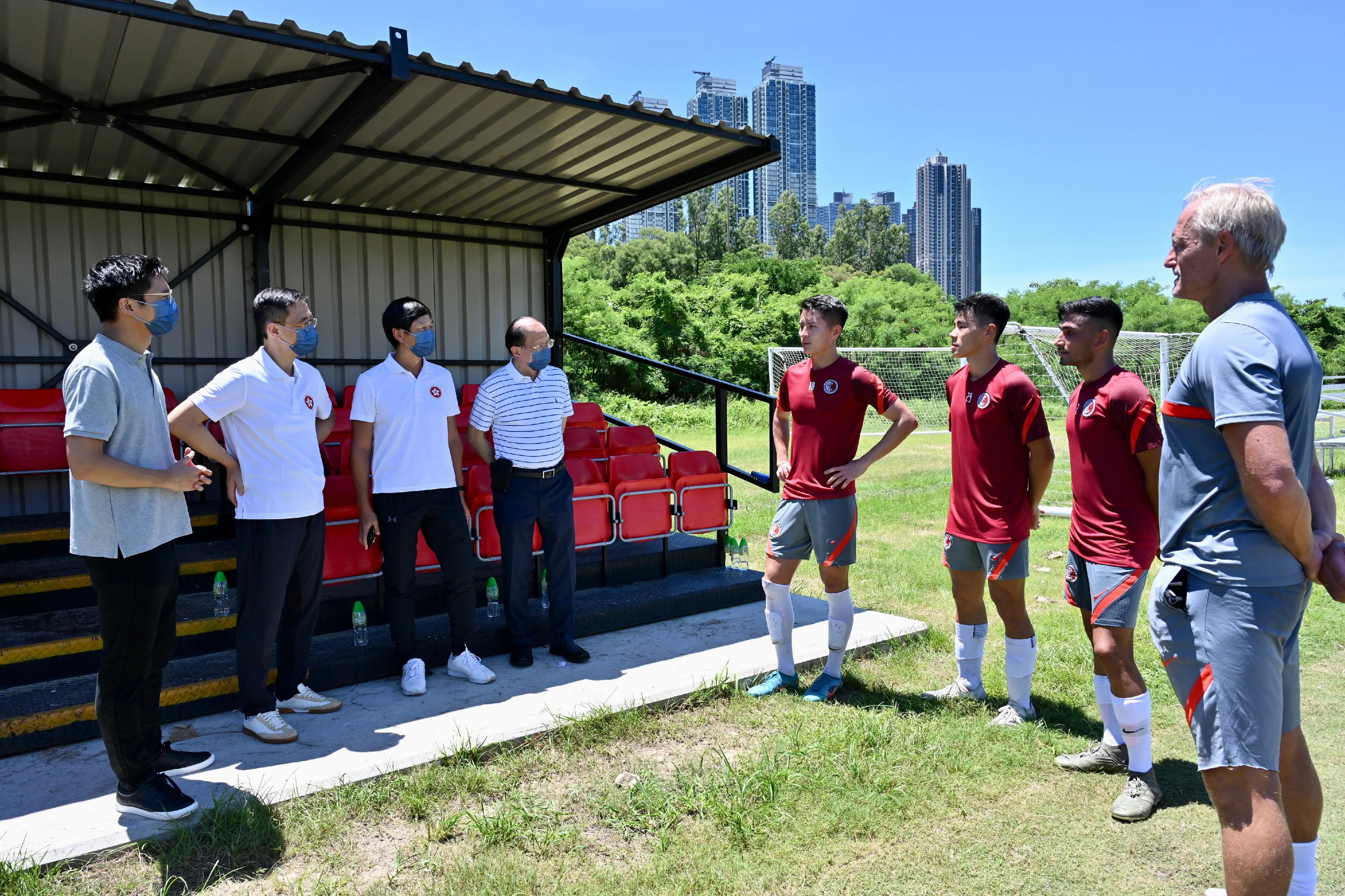 文化體育及旅遊局局長楊潤雄今日（七月十三日）到訪賽馬會香港足球總會足球訓練中心。圖示楊潤雄（左二）與香港足球代表隊球員交談，並為他們打氣。