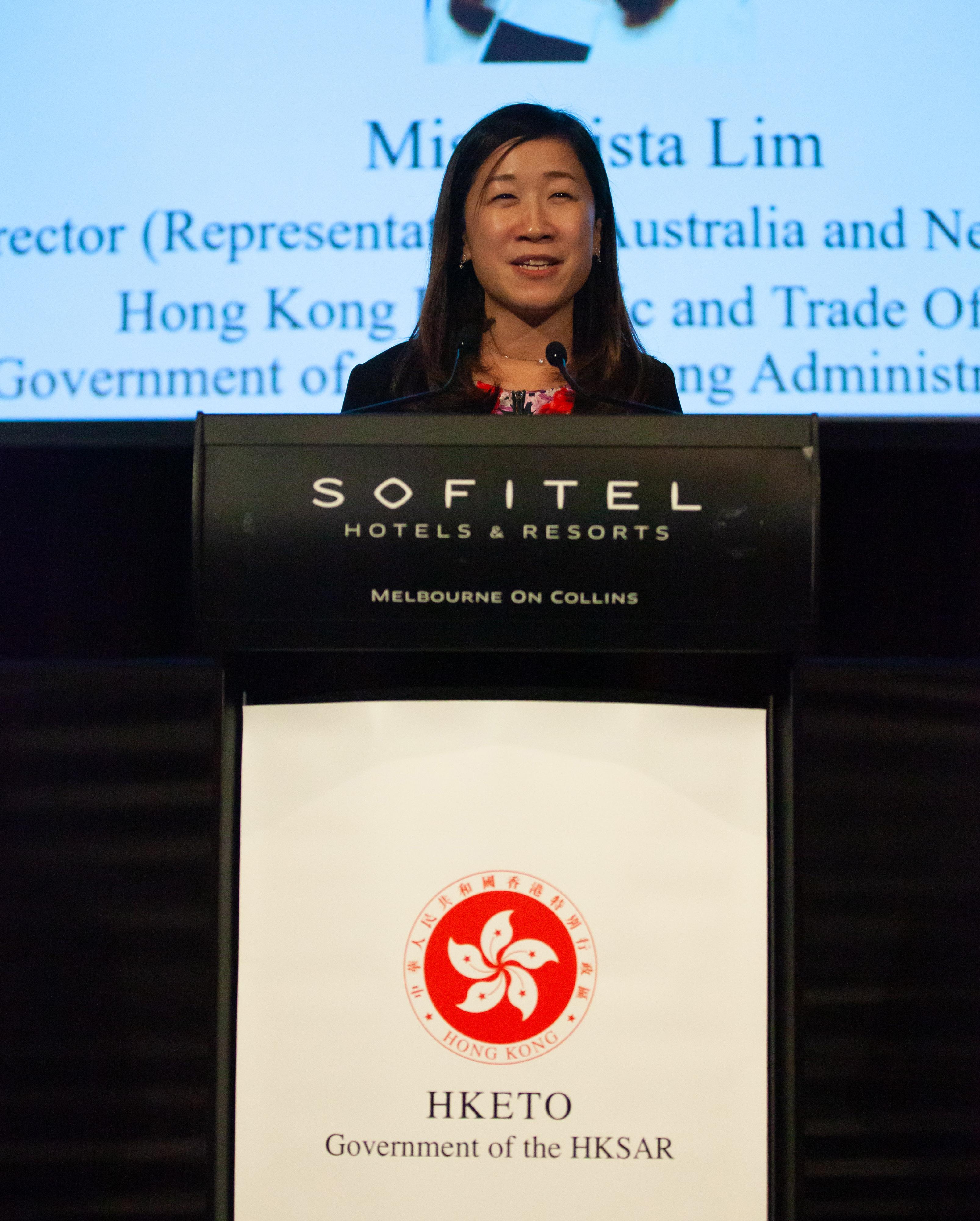 The Director of the Hong Kong Economic and Trade Office, Sydney (Sydney ETO), Miss Trista Lim, delivers a welcoming speech at a reception held by Sydney ETO in Melbourne, Australia, yesterday (July 12) to celebrate the 25th anniversary of the establishment of the Hong Kong Special Administrative Region.