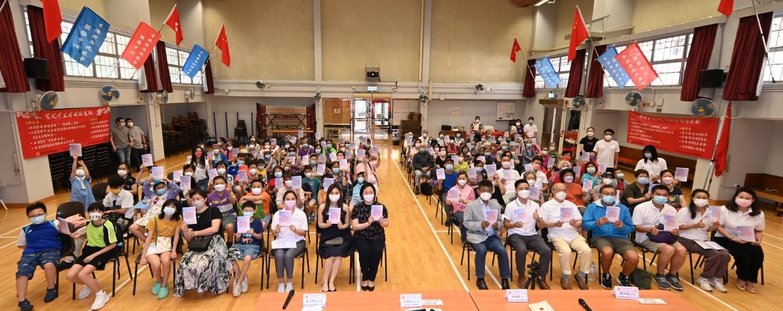 The Wong Tai Sin District Office and the Hong Kong GuangXi Yulin City CPPCC Association jointly held the "Session to Learn about and Implement the Spirit of President Xi's Important Speech" at Fung Tak Estate Community Centre yesterday (July 12). Photo shows the President of the Hong Kong GuangXi Yulin City CPPCC Association, Ms Ginny Man (front row, eighth left); the Permanent President of the Hong Kong GuangXi Yulin City CPPCC Association, Mr Cho Wing-mou (front row, fifth right); and the Executive Vice-President cum Secretary-General of the Hong Kong GuangXi Yulin City CPPCC Association, Ms Eva Yu (front row, sixth left); the Vice-Chairman of the Wong Tai Sin Branch of the Democratic Alliance for the Betterment and Progress of Hong Kong, Mr Benny Poon (front row, sixth right); and the Director of the Hong Kong GuangXi Kowloon Central District Service Centre, Mr Volais Ng (front row, seventh right), together with other guests and participants at the session.