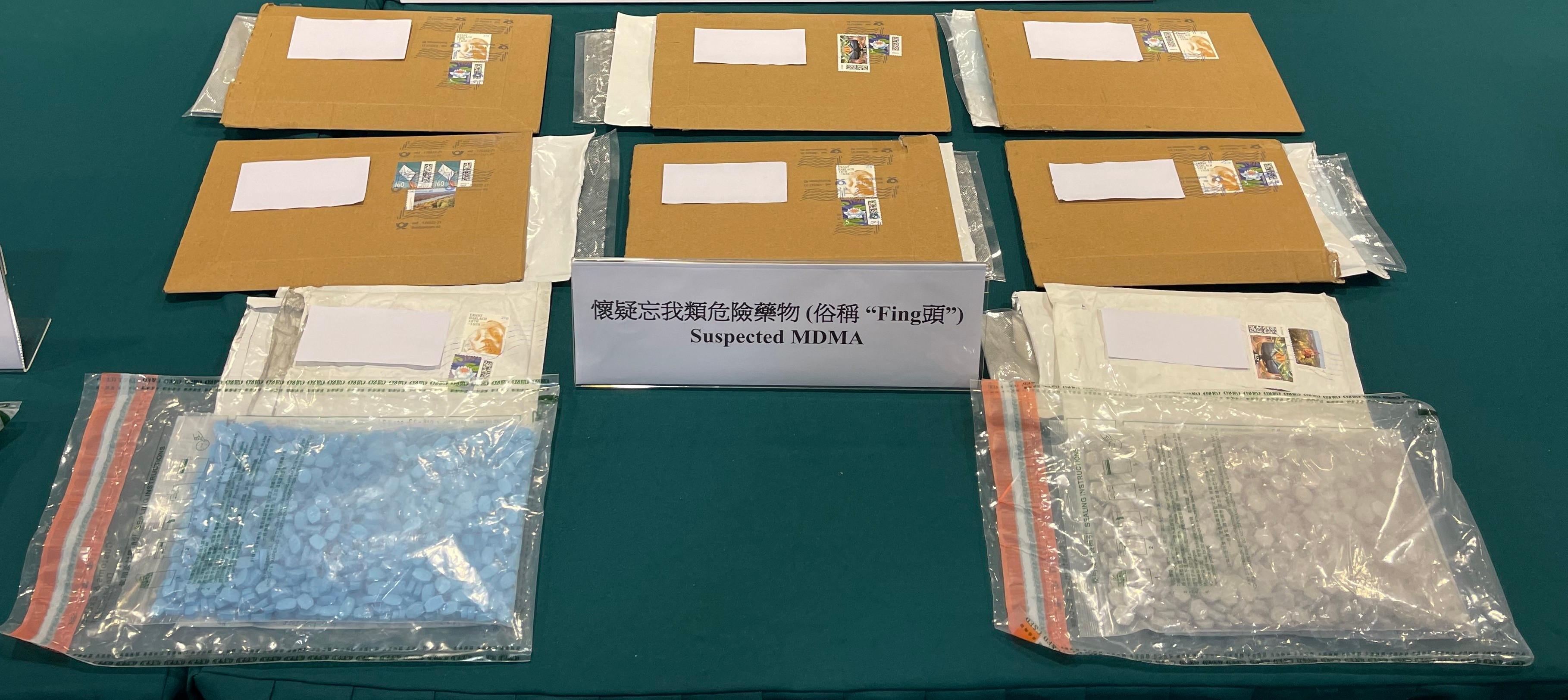 香港海关今年一月至六月在香港国际机场重点打击利用空运货物和旅客走私毒品的活动，共侦破三百三十二宗毒品案件，并检获约一点一六吨怀疑毒品，估计市值近六亿元。图示部分检获的怀疑摇头丸收藏在公文袋内。