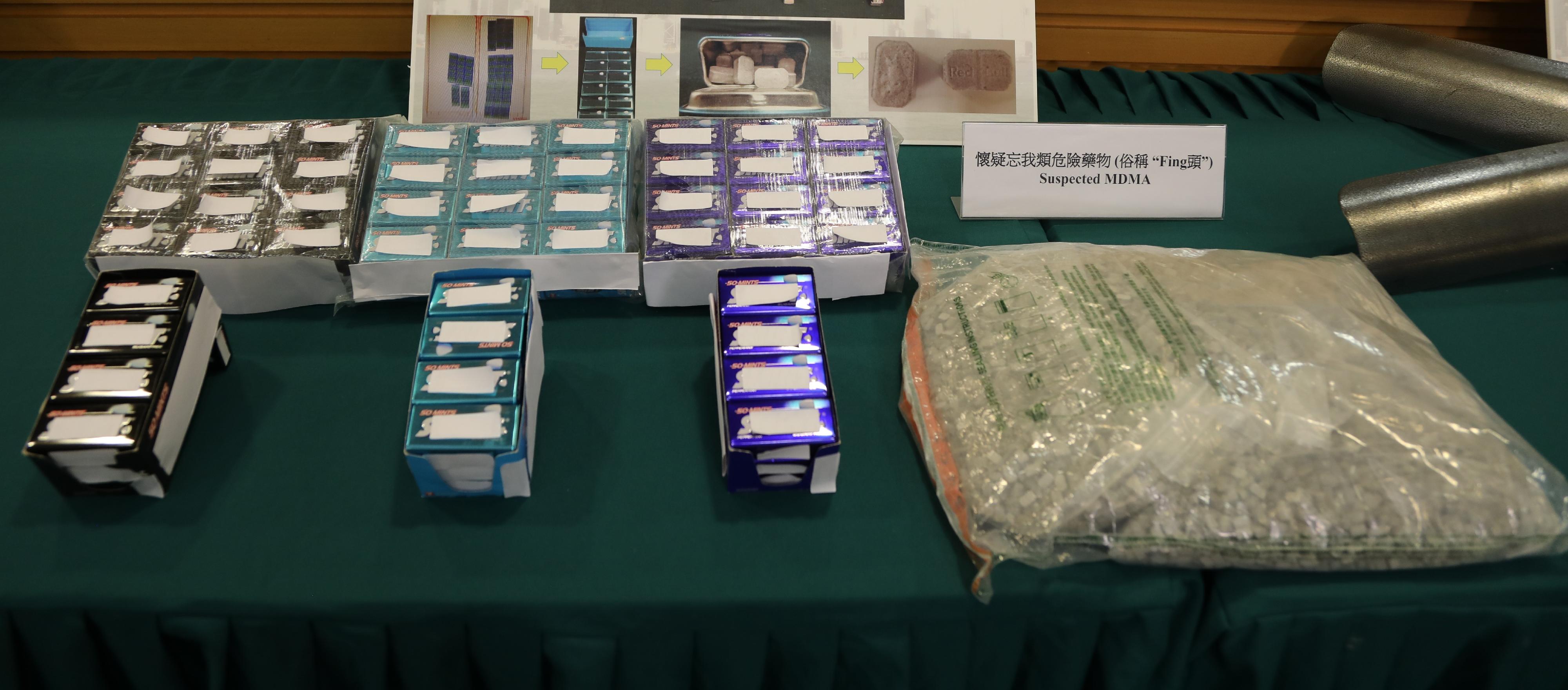 香港海关今年一月至六月在香港国际机场重点打击利用空运货物和旅客走私毒品的活动，共侦破三百三十二宗毒品案件，并检获约一点一六吨怀疑毒品，估计市值近六亿元。图示部分检获的怀疑摇头丸收藏在口香糖包装内。