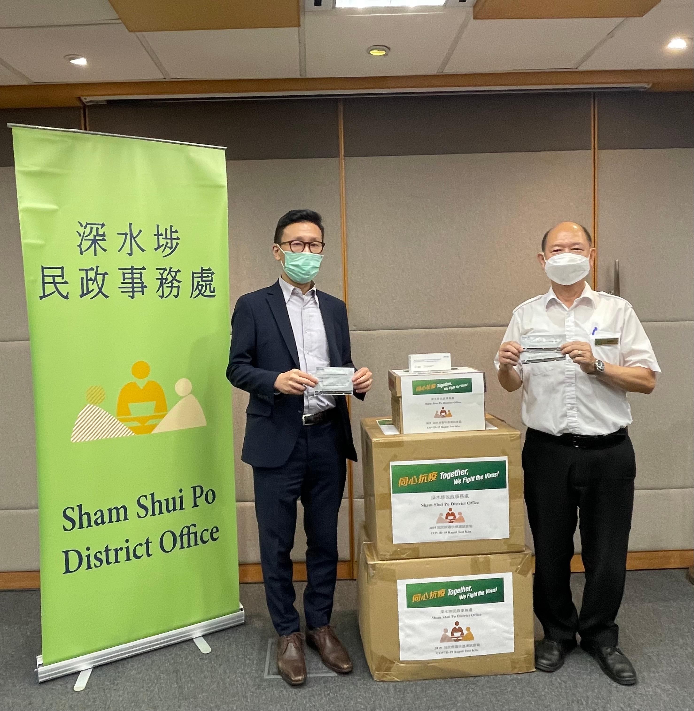 The Sham Shui Po District Office today (July 14) distributed rapid test kits to households, cleansing workers and property management staff living and working in Parc Oasis for voluntary testing through the property management company.