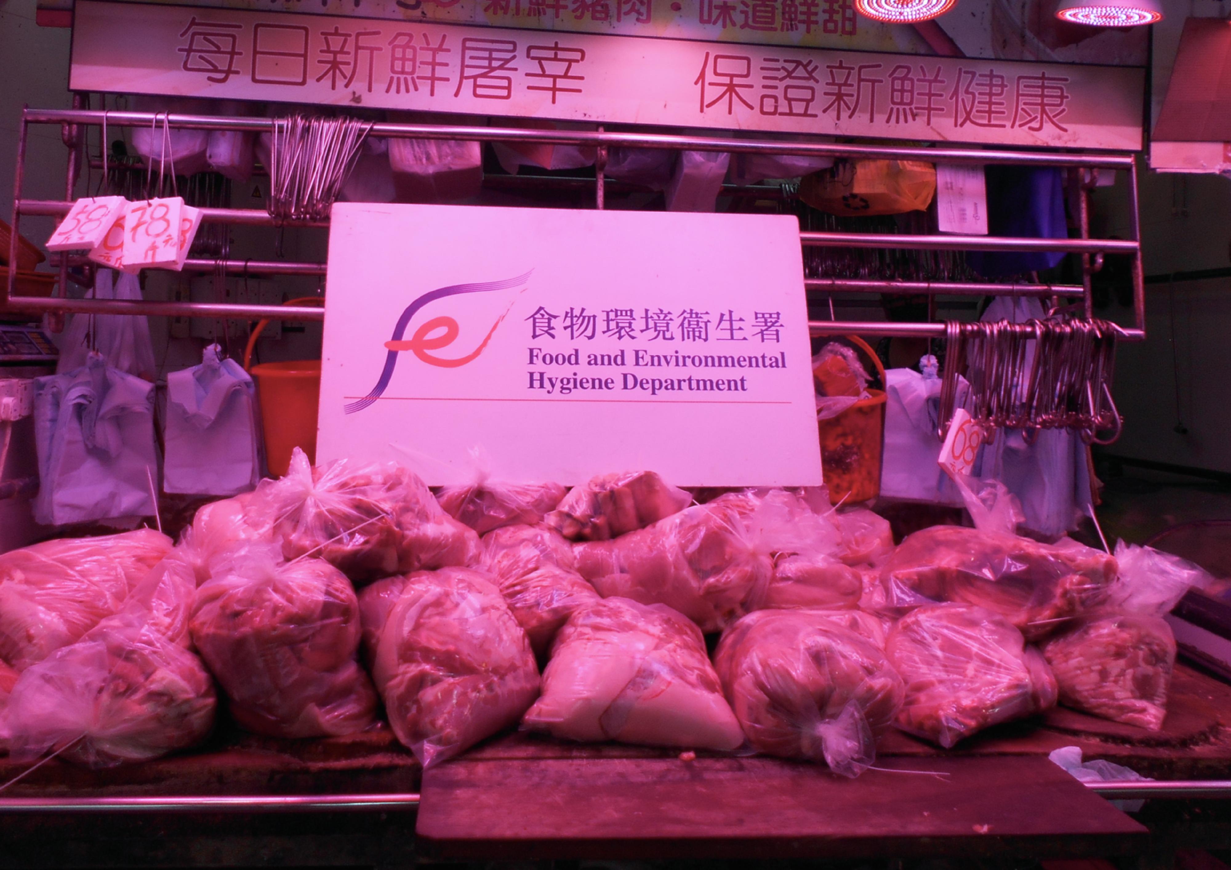 食物环境卫生署（食环署）今日（七月十四日）于西贡区向怀疑以冰鲜肉充当新鲜肉出售的一间持牌新鲜粮食店及一间无牌经营新鲜粮食店采取突击行动。图示食环署人员在行动中检获的部分肉类。
