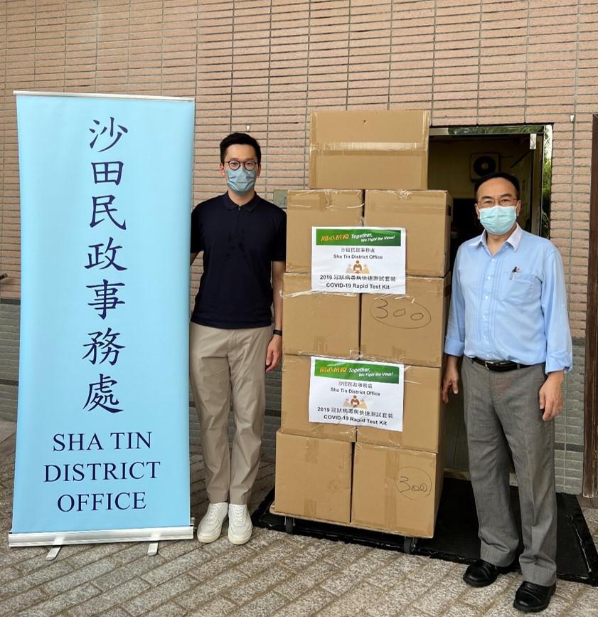 The Sha Tin District Office today (July 15) distributed COVID-19 rapid test kits to households, cleansing workers and property management staff living and working in Villa Athena for voluntary testing through the property management company.




