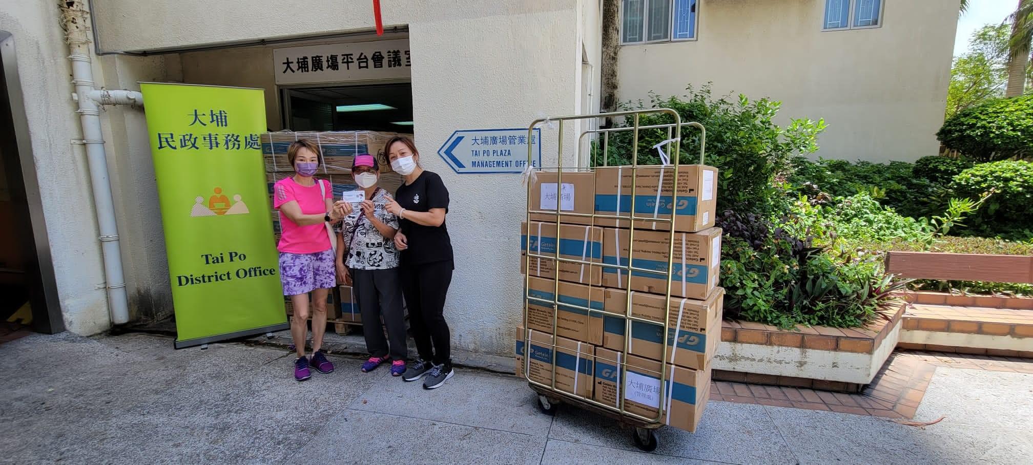 The Tai Po District Office today (July 16) distributed COVID-19 rapid test kits to households, cleansing workers and property management staff living and working in Tai Po Plaza for voluntary testing through the property management company.