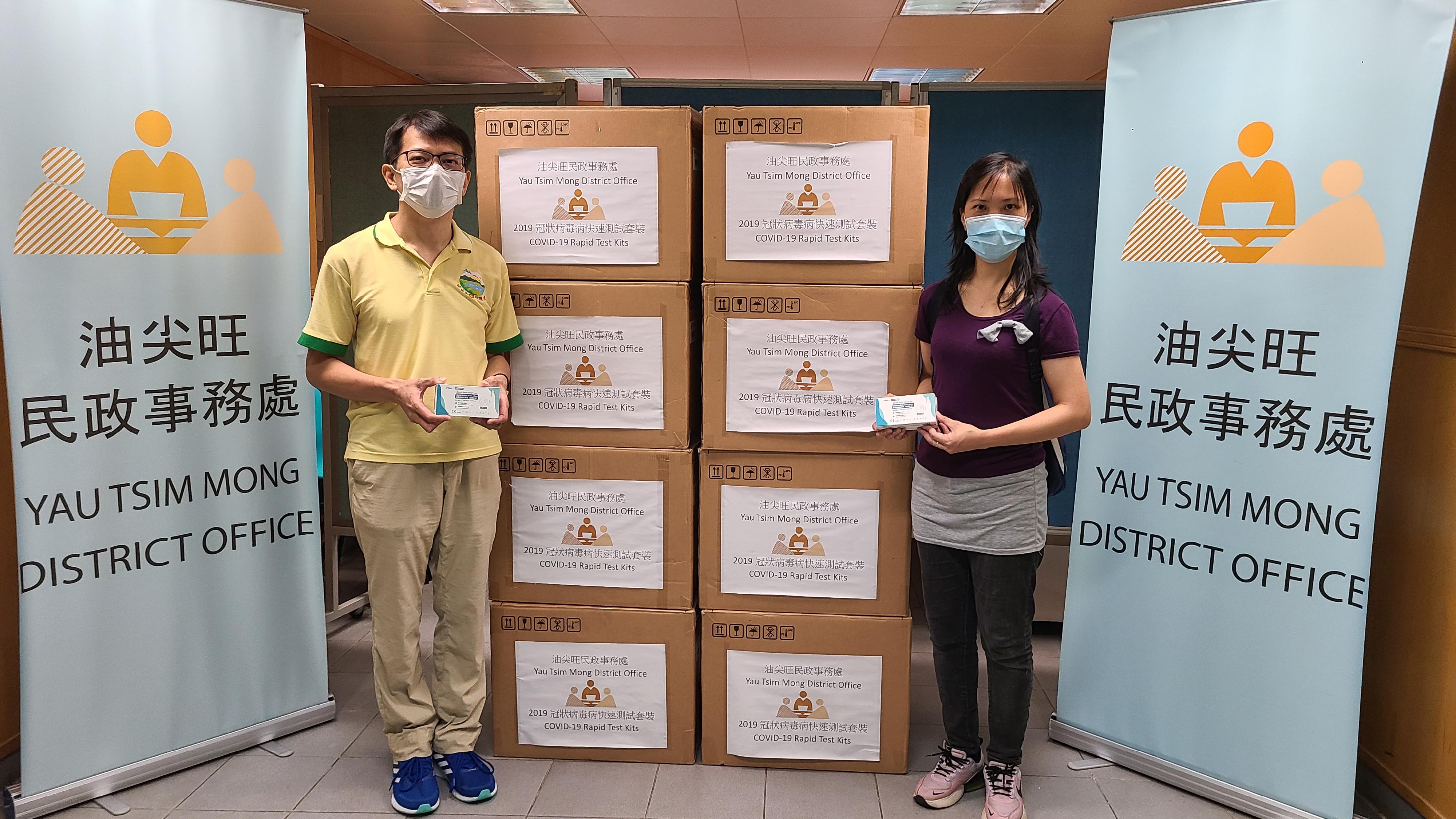 The Yau Tsim Mong District Office today (July 18) distributed COVID-19 rapid test kits to households, cleansing workers and property management staff living and working in Kam Lai Court for voluntary testing through the property management company.