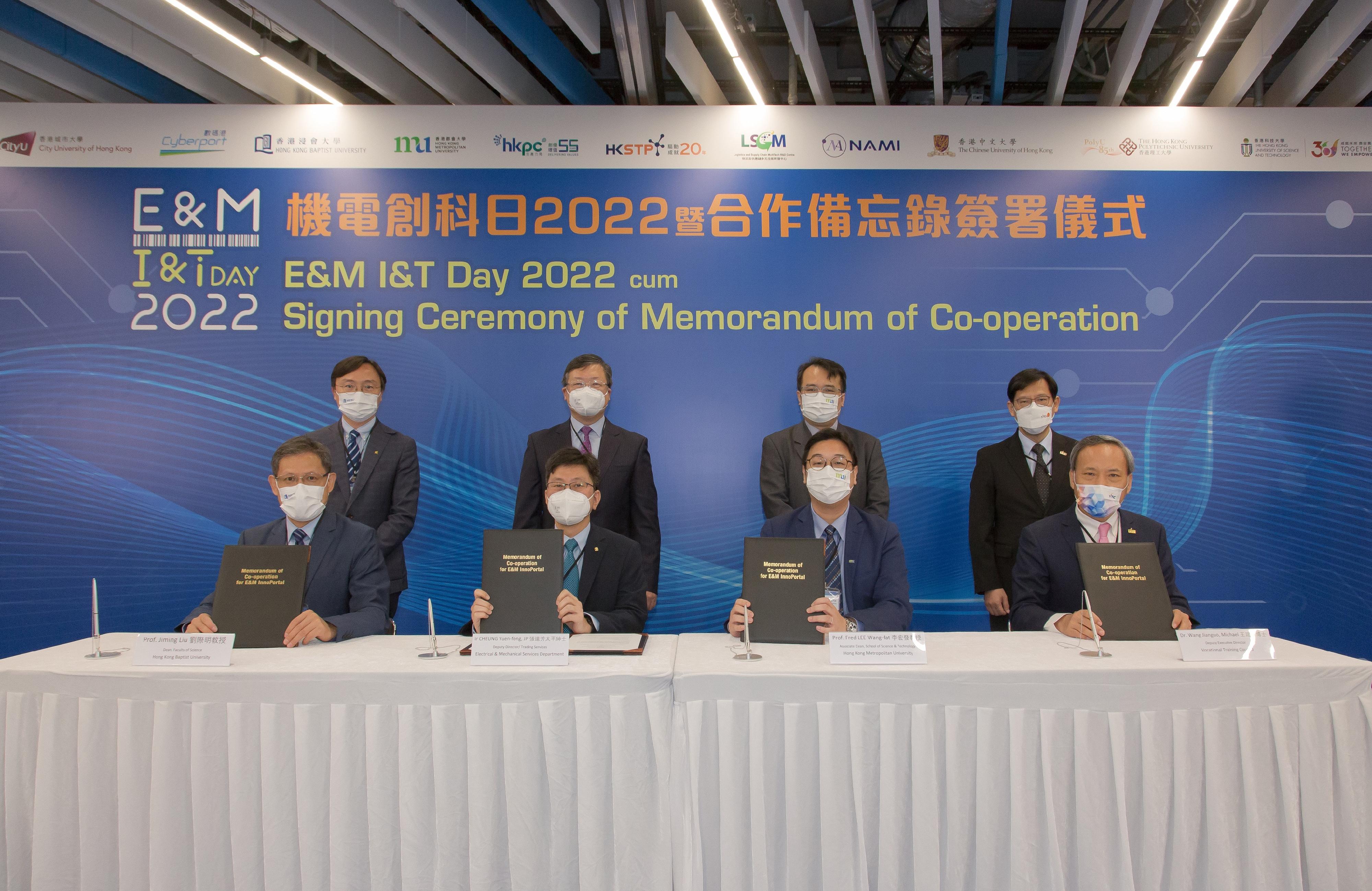The Director of Electrical and Mechanical Services, Mr Eric Pang (back row, second left), today (July 19) witnessed the signing of memorandums of co-operation by the Electrical and Mechanical Services Department and three institutions for supporting government departments in applying innovation and technology.