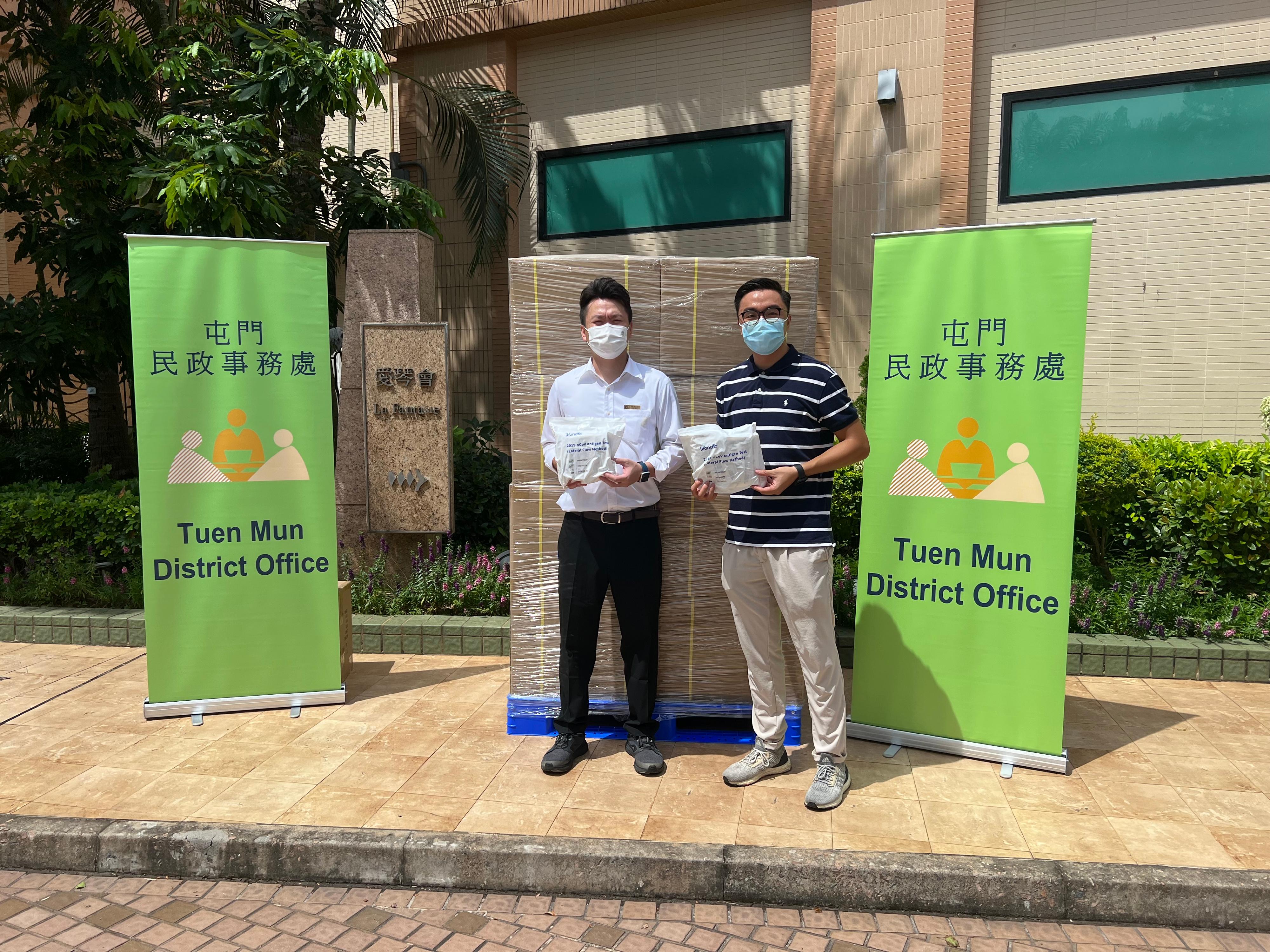 The Tuen Mun District Office today (July 19) distributed COVID-19 rapid test kits to households, cleansing workers and property management staff living and working in Aegean Coast for voluntary testing through the property management company.