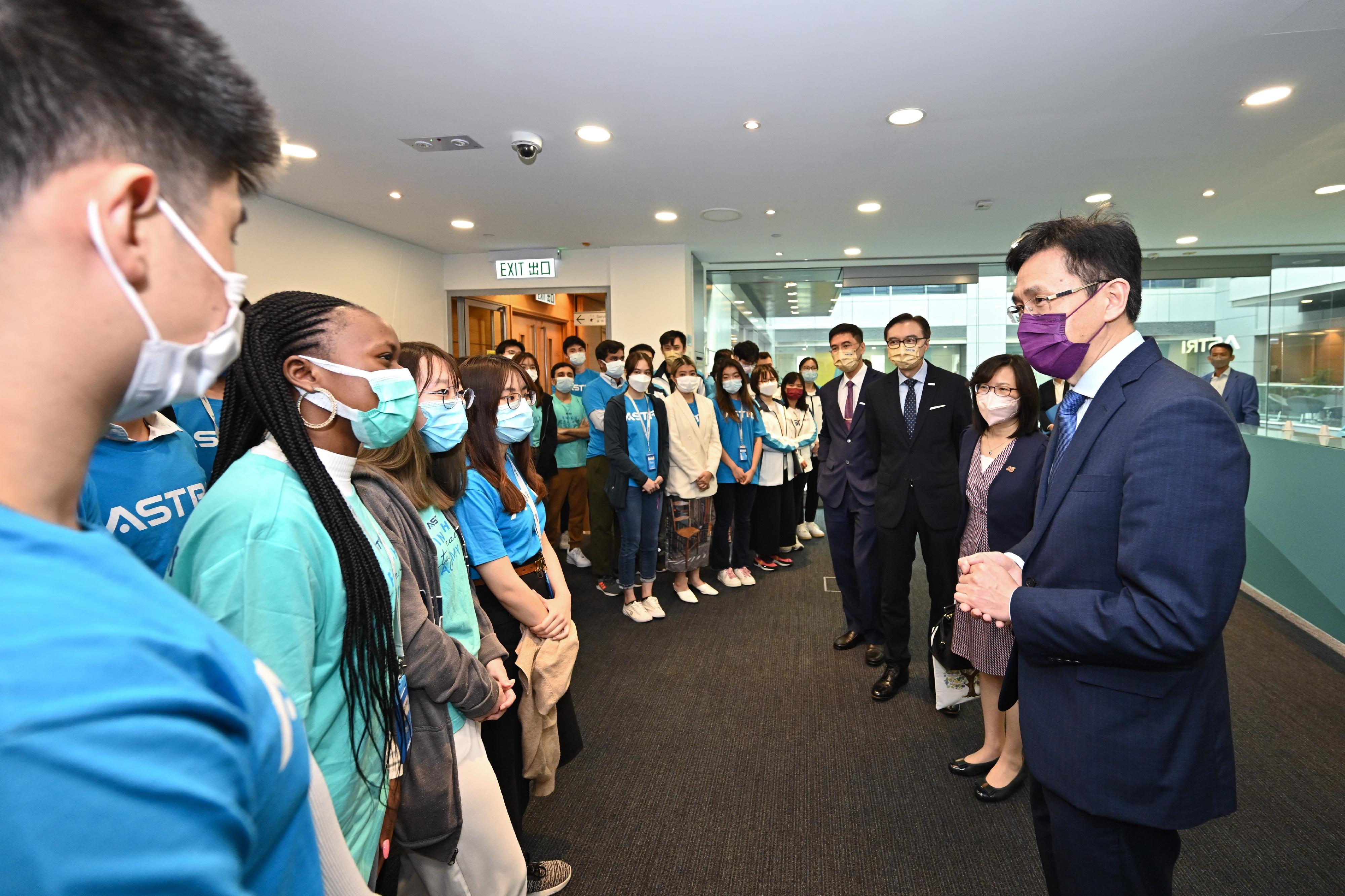 The Secretary for Innovation, Technology and Industry, Professor Sun Dong (first right), exchanges views with young R&D talents and summer interns during his visit to the Hong Kong Applied Science and Technology Research Institute today (July 19). Looking on is the Commissioner for Innovation and Technology, Ms Rebecca Pun (second right).